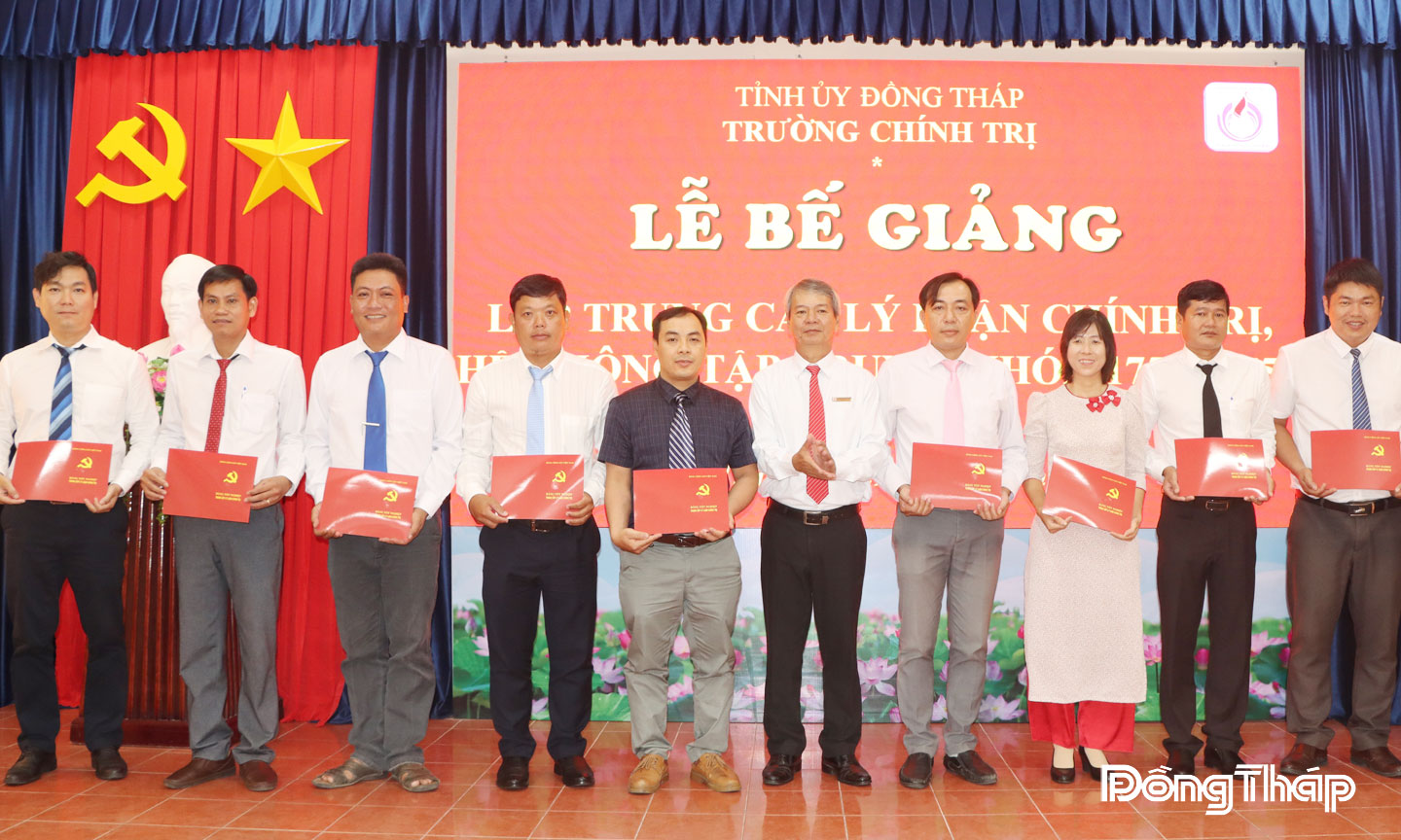 Hiệu trưởng Trường Chính trị tỉnh Đồng Tháp Nguyễn Phước Dũng trao Bằng tốt nghiệp lớp Trung cấp Lý luận chính trị, hệ không tập trung cho các học viên. Nguồn: Trường Chính trị tỉnh Đồng Tháp cung cấp. 