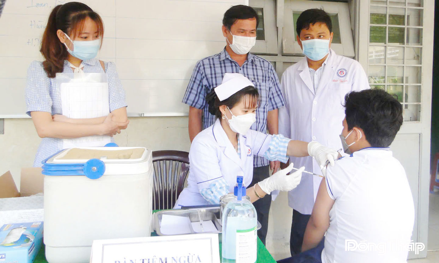 Tiêm vắc xin là giải pháp hữu hiệu để chủ động phòng cúm.                                                          Ảnh: THỦY HÀ