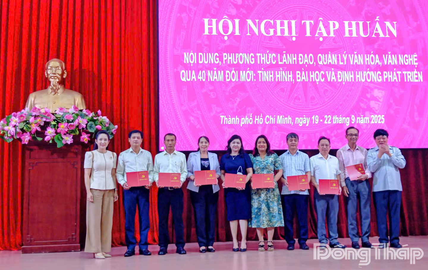 Phó Gáo sự - Tiến sĩ, Nhà văn Nguyễn Thế Kỷ, Phó Chủ tịch Hội đồng Lý luận Trung ương (bìa phải) và bà Nguyễn Thị Thanh Thúy, Phó Giám đốc Sở Văn hóa và Thể thao TP. Hồ Chí Minh (bìa trái) trao Giấy Chứng nhận cho đại diện học viên các tỉnh hoàn thành khóa tập huấn.