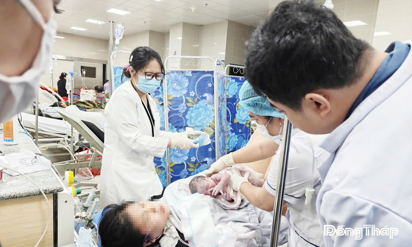 Ê kíp trực cấp cứu của Khoa Cấp cứu, Bệnh viện Đa khoa Tiền Giang phối hợp bác sĩ sản đỡ đẻ thành công cho sản phụ Kiều Thị Nh. H.