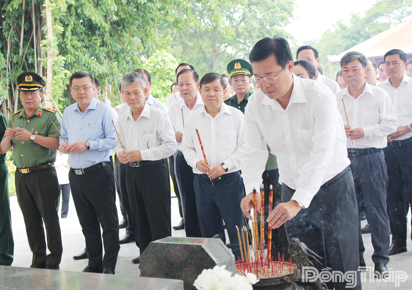 Đồng chí Lê Quốc Phong, Ủy viên Ban Chấp hành Trung ương Đảng, Bí thư Tỉnh ủy, Trưởng đoàn Đại biểu Quốc hội tỉnh Đồng Tháp dâng hương mộ Cụ Phó bảng Nguyễn Sinh Sắc.