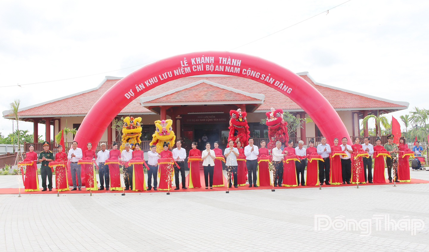 Đại biểu thực hiện nghi thức cắt băng khánh thành Khu lưu niệm Chi bộ An Nam Cộng sản Đảng.