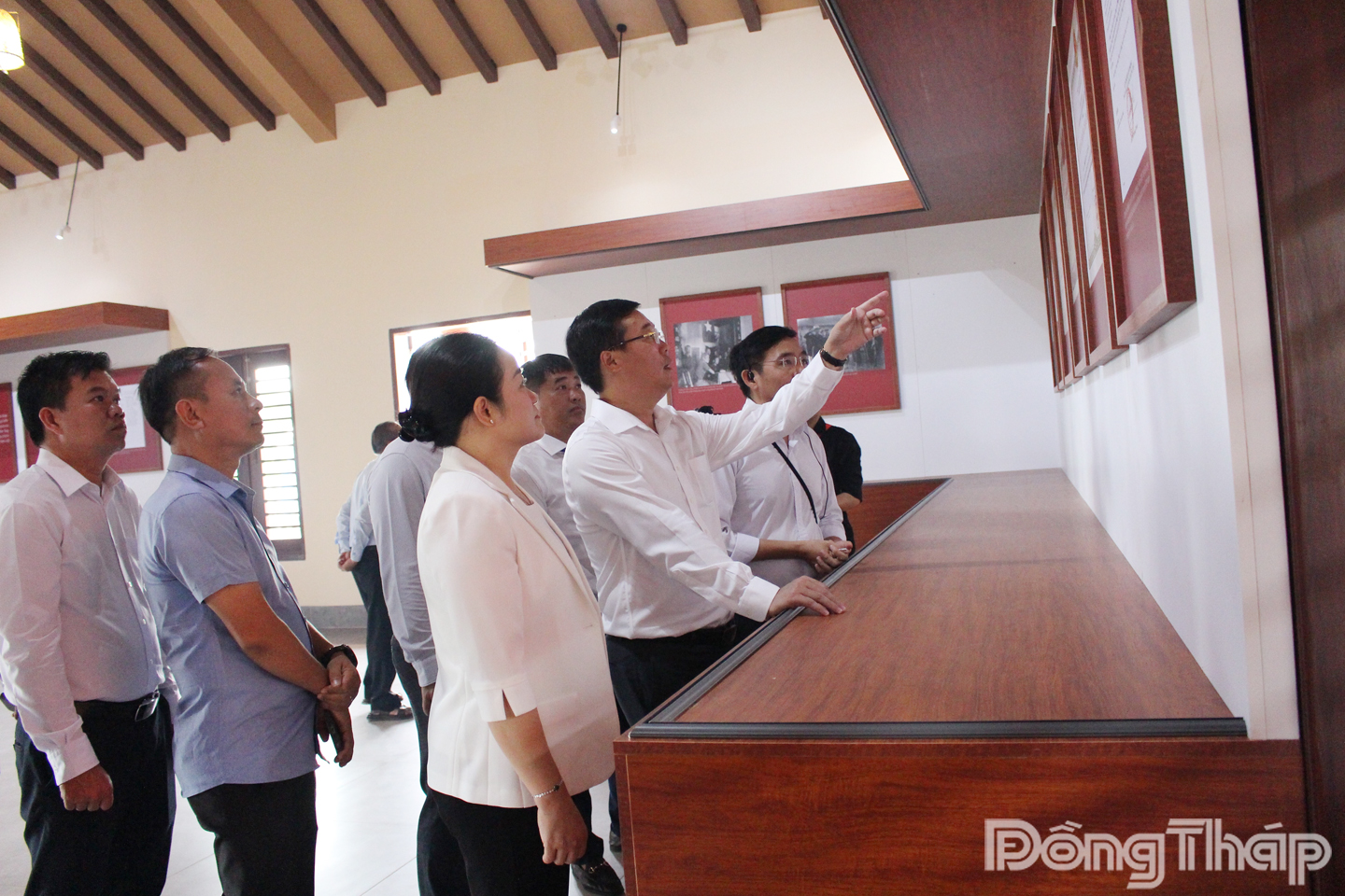 Đại biểu tham quan Nhà lưu niệm Chi bộ An Nam Cộng sản Đảng.