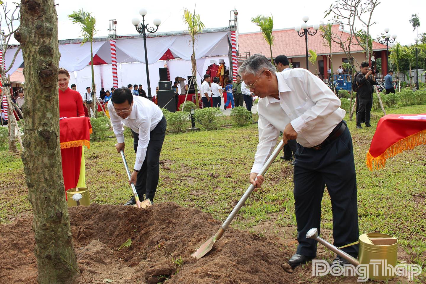 Đồng chí Lê Quốc Phong, Ủy viên Ban Chấp hành Trung ương Đảng, Bí thư Tỉnh ủy, Trưởng đoàn Đại biểu Quốc hội tỉnh Đồng Tháp (thứ 2 từ phải sang) trồng cây lưu niệm tại khuôn viên Khu lưu niệm Chi bộ An Nam Cộng sản Đảng.