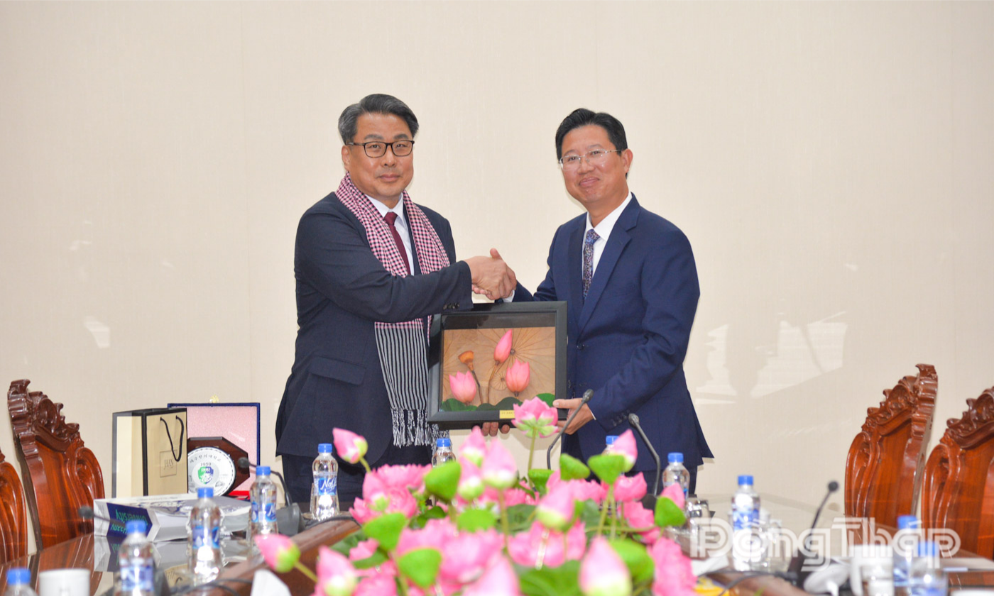 Đồng chí Huỳnh Minh Tuấn tặng quà lưu niệm cho ông Byun Chang Hoon.