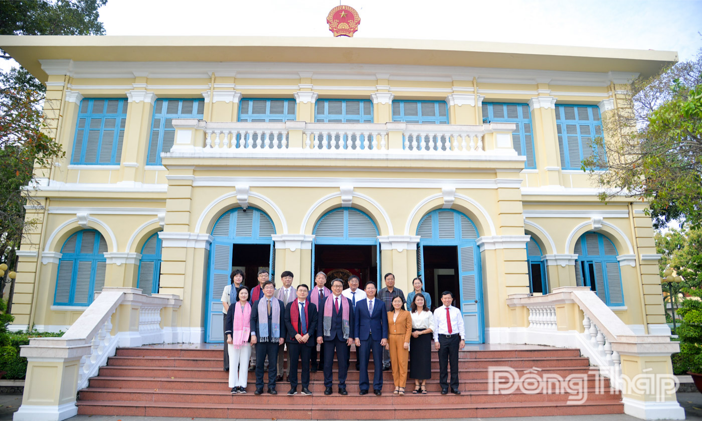 Đoàn công tác của Trường Đại học Daegu Haany chụp ảnh lưu niệm.