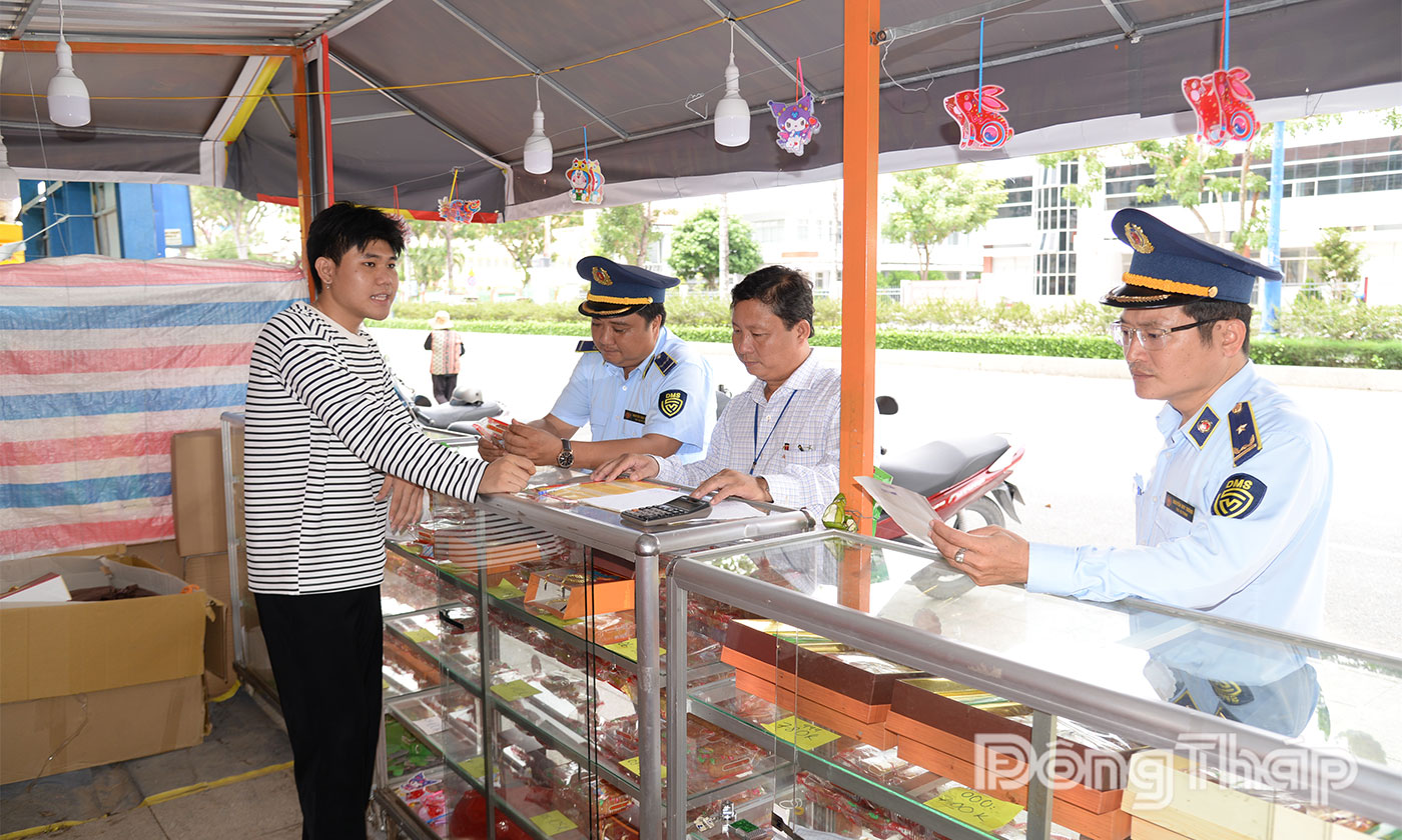 Đội QLTT số 1 kiểm tra tại các điểm kinh doanh bánh trung thu trên đường Hùng Vương.