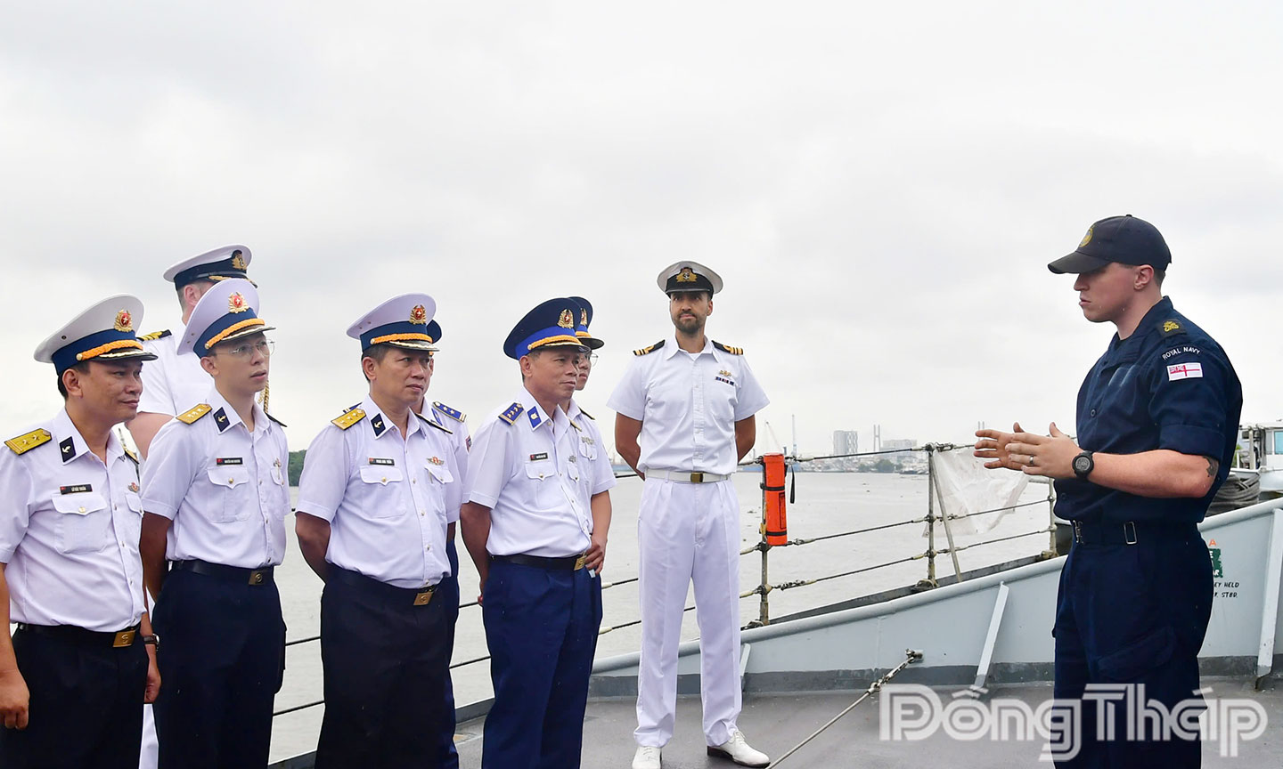 Đoàn cán bộ của Lữ đoàn 125, Vùng 2 tham quan trên tàu HMS Richmond
