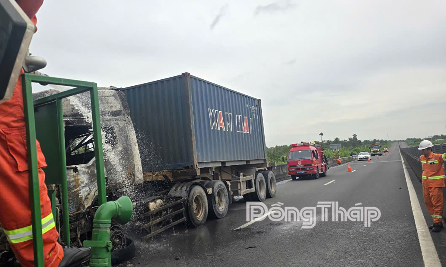 Container thiệt hại nặng phần đầu.