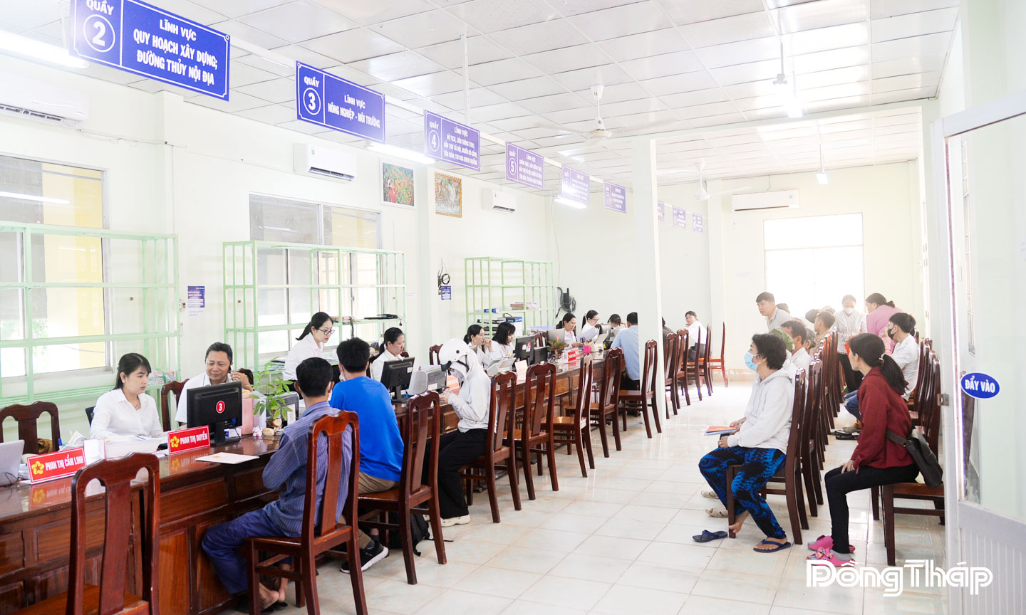 Xã Hòa Long thực hiện đồng bộ nhiều giải pháp để giải quyết thủ tục hành chính cho người dân nhanh chóng, thuận lợi.