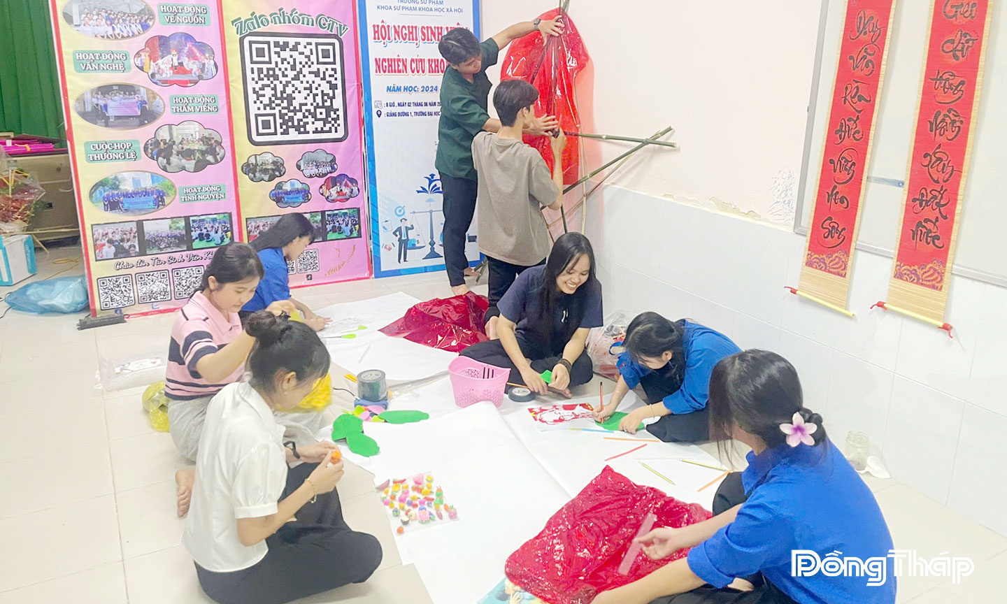 Sinh viên Trường Đại học Đồng Tháp làm lồng đèn  tặng trẻ em ở địa phương.