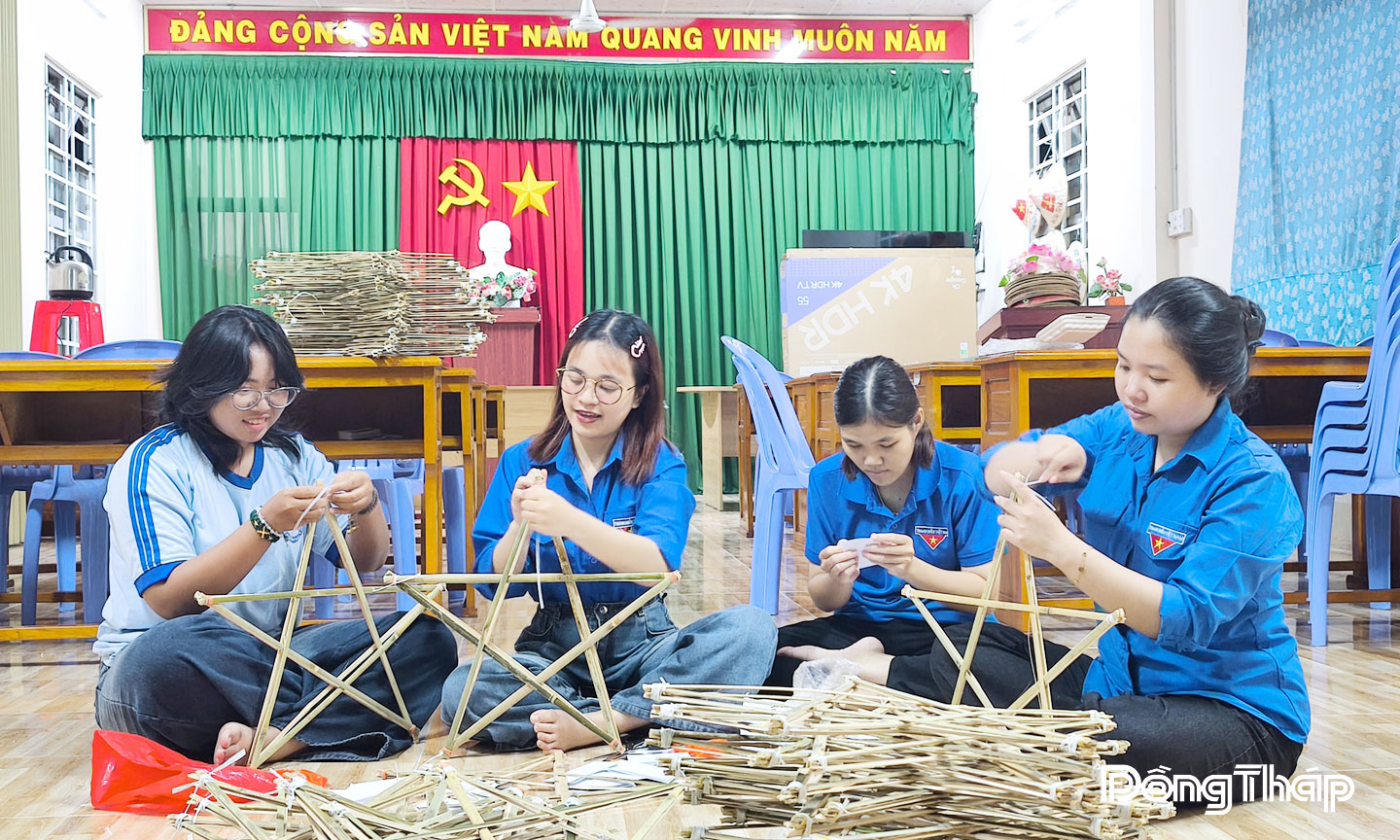 Đoàn viên, thanh niên Chi đoàn khóm 11, phường Mỹ Ngãi nhiệt tình  làm lồng đèn tặng trẻ em trên địa bàn.