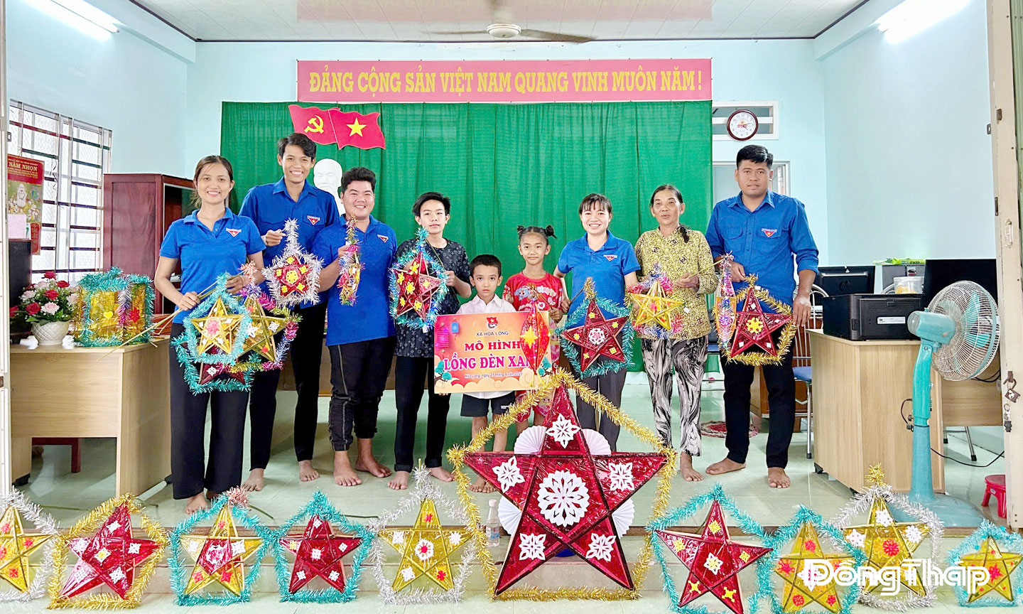 Chi đoàn ấp Thành Tấn, xã Hòa Long tặng lồng đèn cho trẻ em.