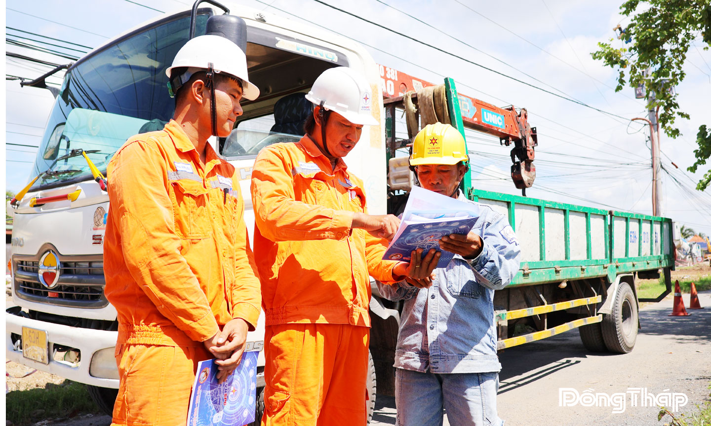  Ngành Điện khuyến cáo các đơn vị thi công khi vận hành các phương tiện cơ giới phục vụ công trình xây dựng  phải đảm bảo khoảng cách từ bất kỳ bộ phận nào của phương tiện đến lưới điện đến 22 kV là > 4 m và lưới điện 110 kV là > 6 m.     Ảnh: Trí