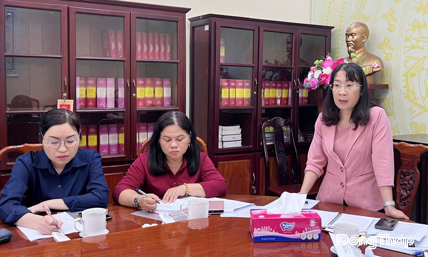 Bà Đoàn Duy Thùy Ngạn, Trưởng Ban Văn hóa - Xã hội kết luận tại cuộc làm việc với 02 Sở Y tế và Giáo dục và Đào tạo.