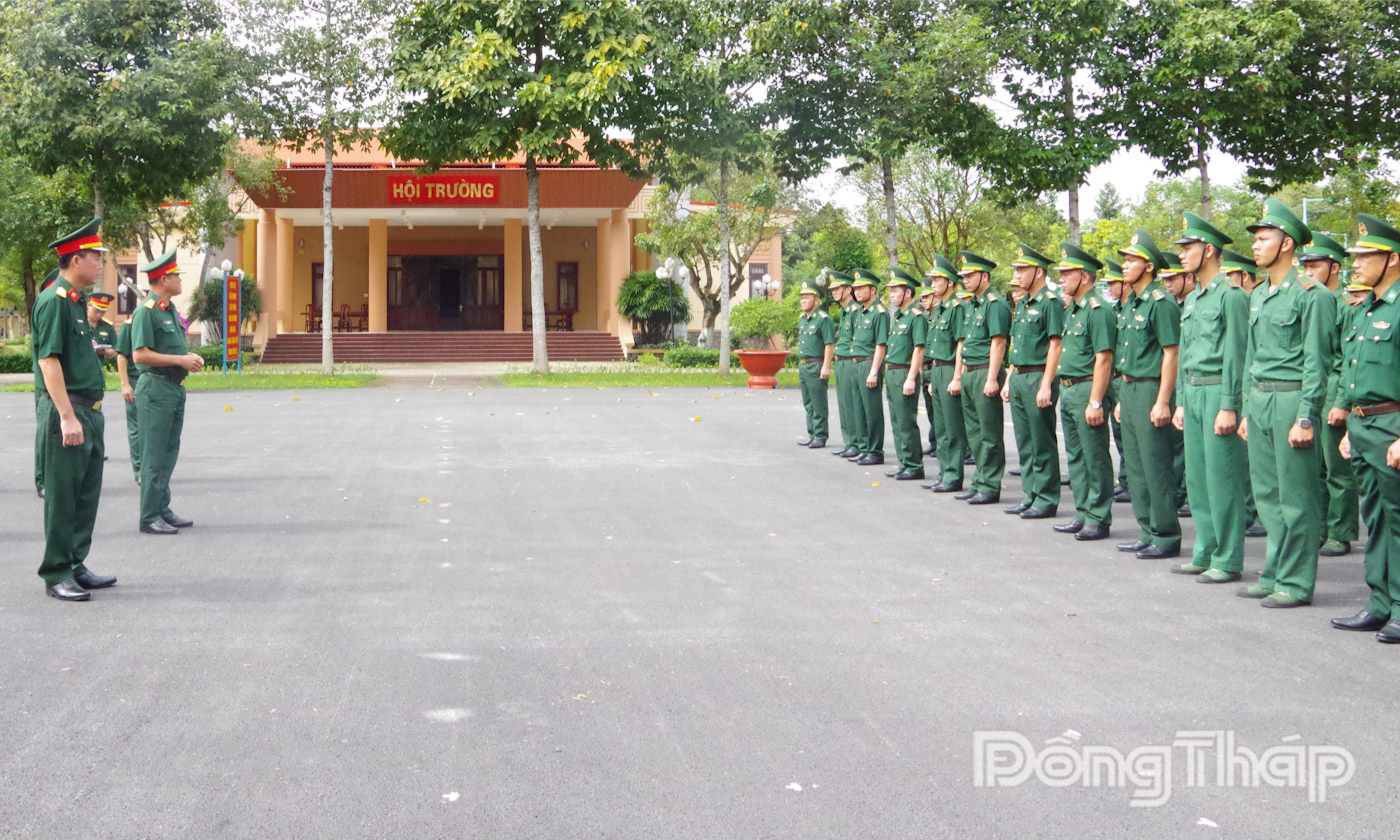 Đoàn Kiểm tra nhận xét sau duy trì buổi chào cờ. 
