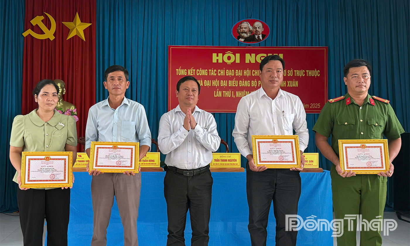 Đồng chí Huỳnh Tuấn Dũng tặng Giấy khen cho các tập thể.