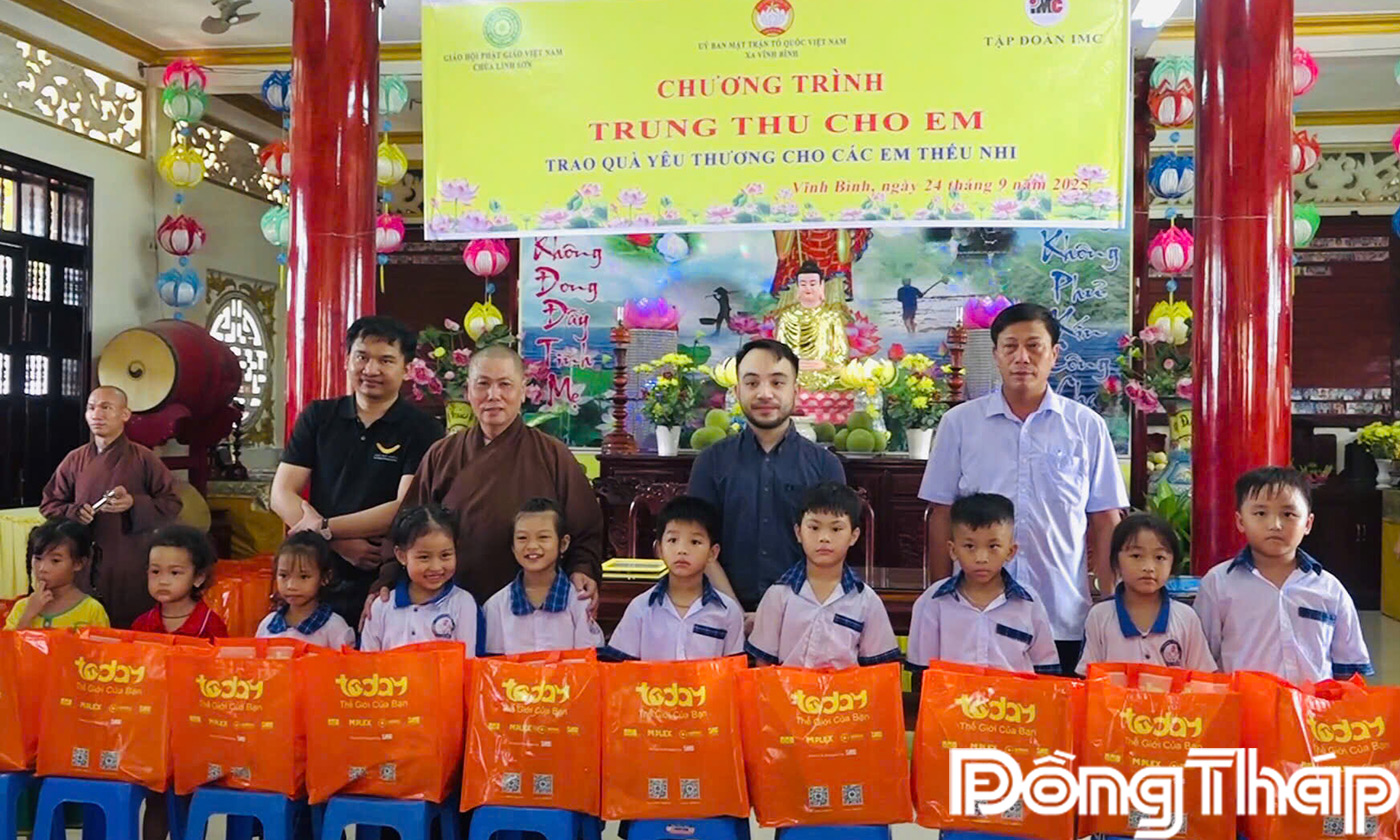 Trao quà Trung thu cho các em học sinh