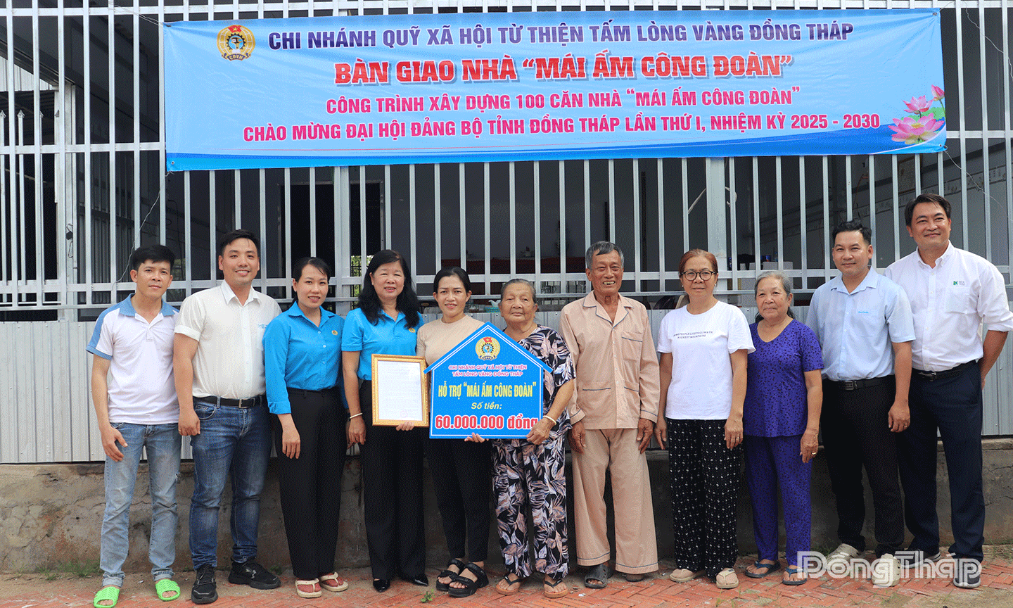 Quang cảnh bàn giao “Mái ấm Công đoàn” cho chị Nguyễn Thị Mỹ Viên, đoàn viên CĐCS Công ty TNHH Liên doanh Nghị Phong