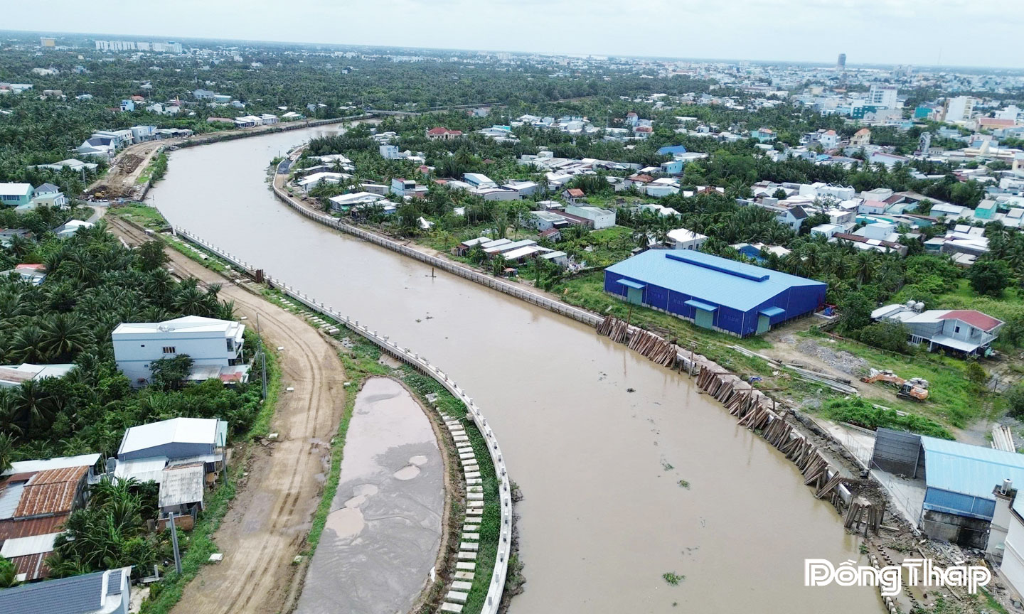 Dự án Đường giao thông 2 bên  bờ sông Bảo Định đang triển khai thi công 3 gói thầu. Ảnh: MINH THÀNH
