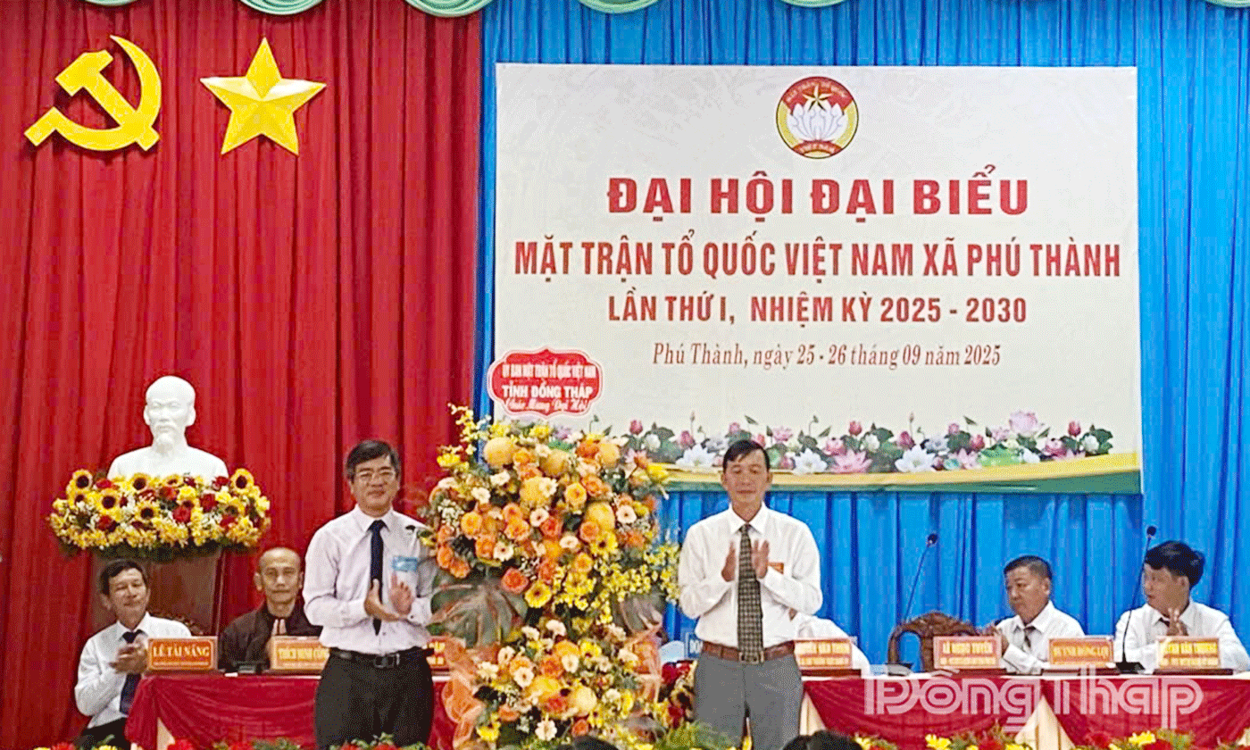 Đồng chí Phạm Minh Châu, Phó Chủ tịch Ủy ban MTTQ Việt Nam tỉnh Đồng Tháp tặng hoa chúc mừng Đại hội.