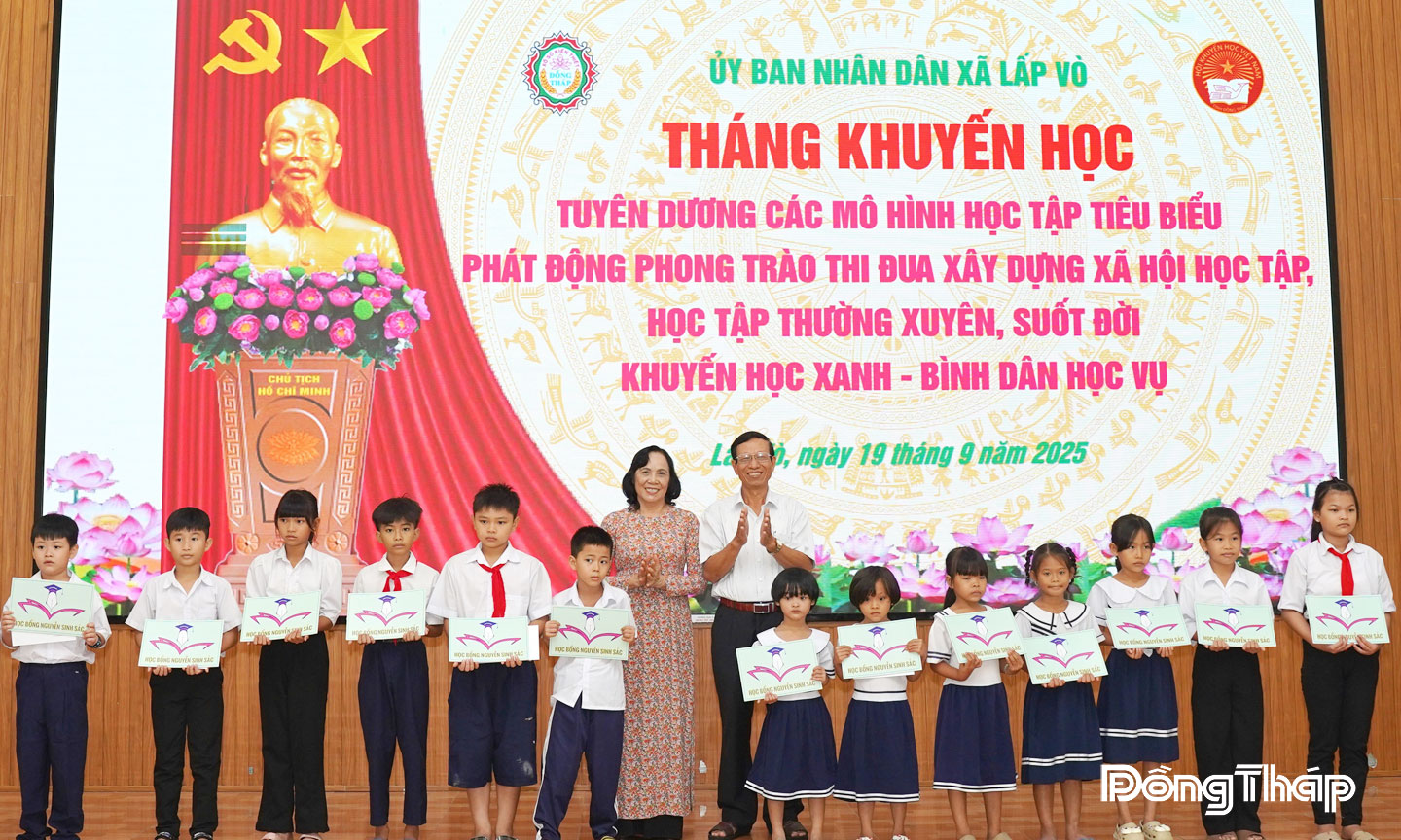 Bà Nguyễn Thị Nhàn, Chủ tịch Hội đồng quản lý Quỹ Khuyến học Nguyễn Sinh Sắc (thứ 7 từ trái sang) trao tặng học bổng cho học sinh. 