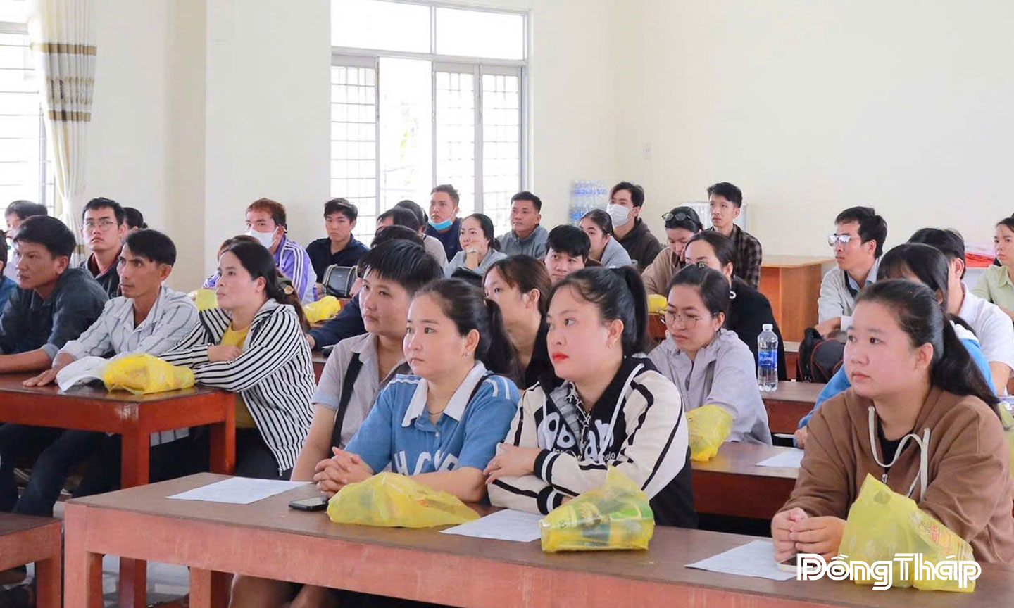 Người lao động dự phiên Giao dịch việc làm tại phường Trung An do Trung tâm Dịch vụ việc làm Đồng Tháp tổ chức.