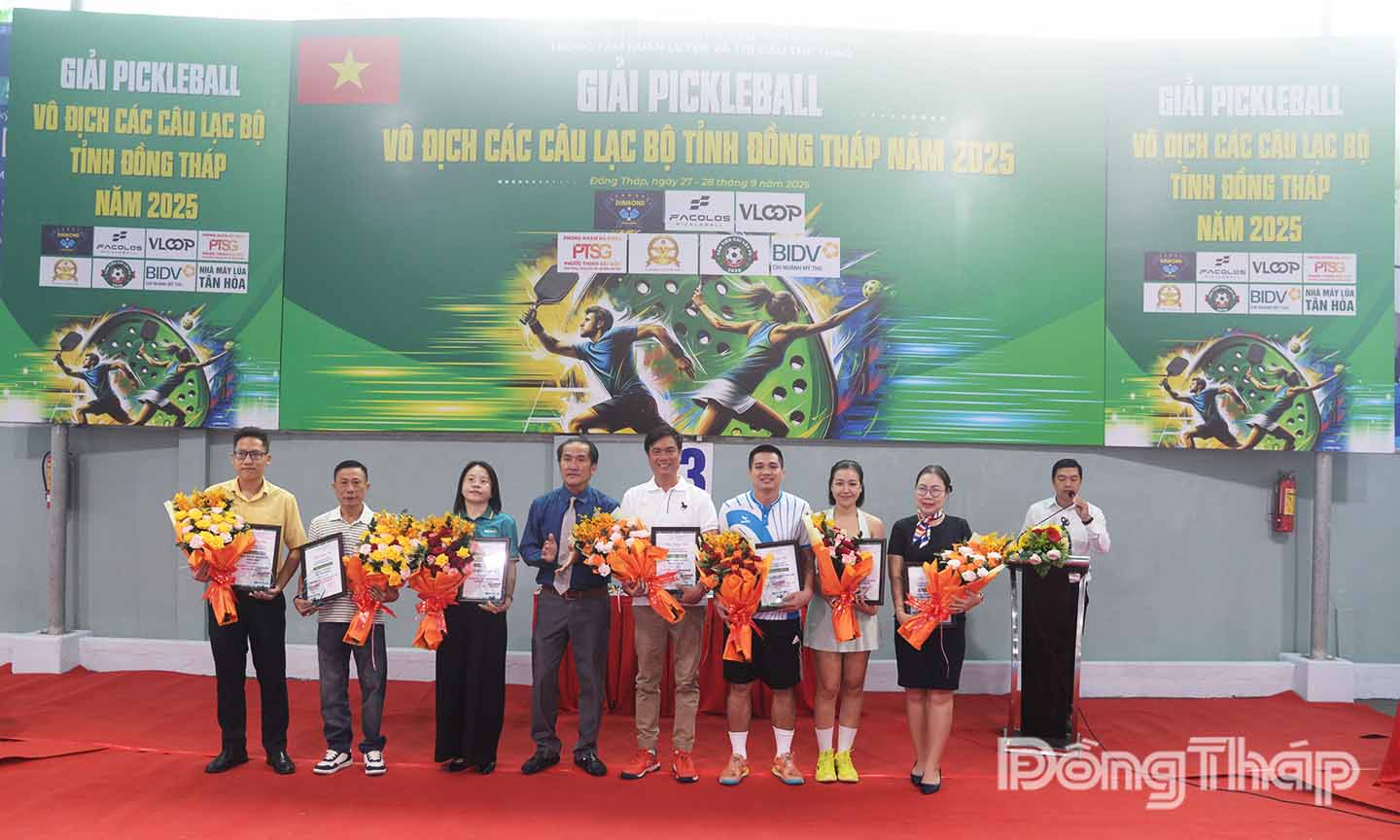 Lãnh đạo Trung tâm Huấn luyện và Thi đấu TDTT tỉnh Đồng Tháp trao hoa và thư cảm ơn cho các nhà tài trợ.