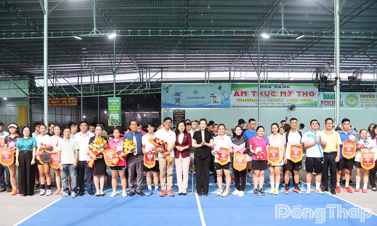 Lãnh đạo Sở Văn hóa - Thể thao và Du lịch tặng cờ luân lưu và cờ lưu niệm cho các đơn vị tham dự giải.