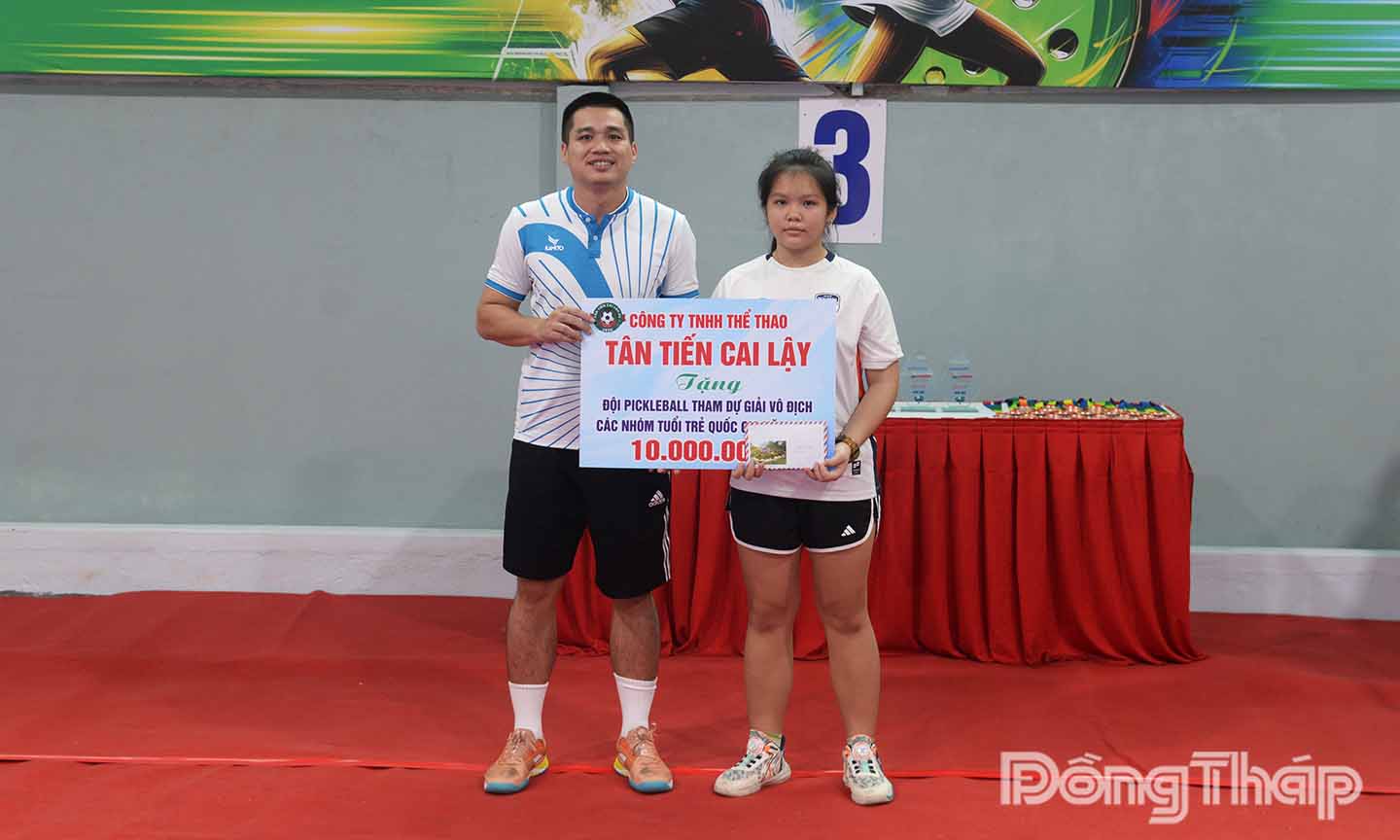 Trao thưởng cho VĐV Trần Hồ Đan Thanh đoạt hạng Nhất lứa tuổi U13 tại Giải Vô địch Pickleball Quốc gia các nhóm tuổi trẻ năm 2025.