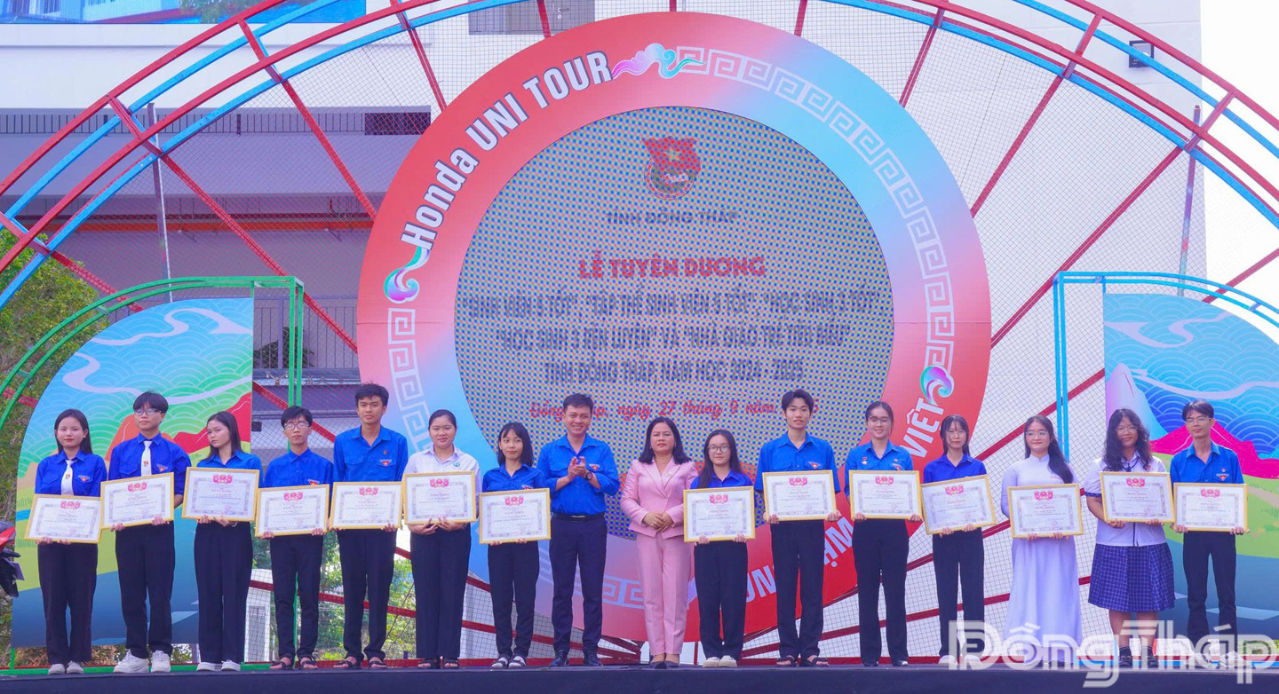 Lãnh đạo Tỉnh đoàn và Sở Giáo dục và Đào tạo trao Bằng khen cho các cá nhân tiêu biểu đạt danh hiệu “Sinh viên 5 tốt”.