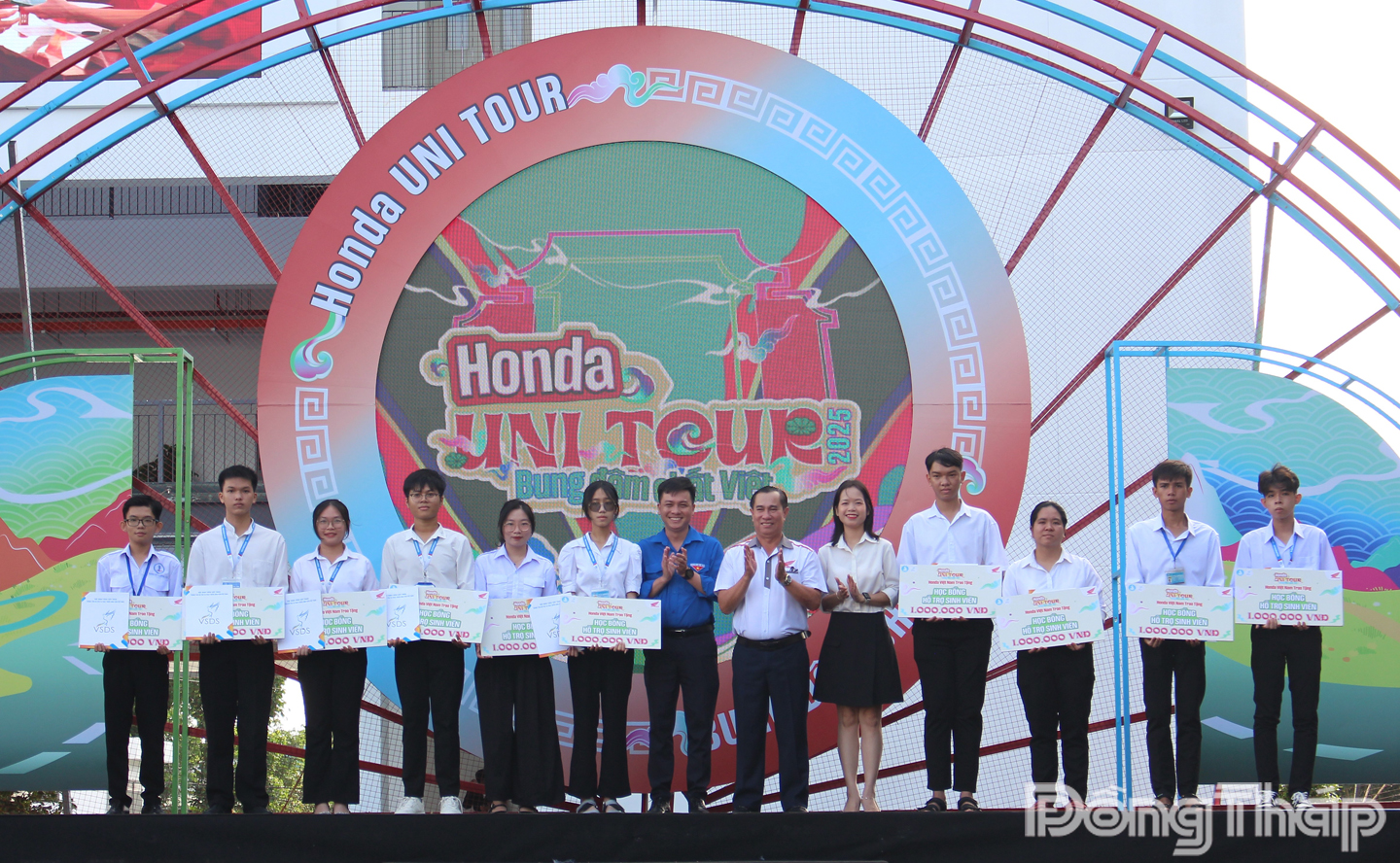 Ban Tổ chức trao 10 suất học bổng cho sinh viên vượt khó học giỏi.