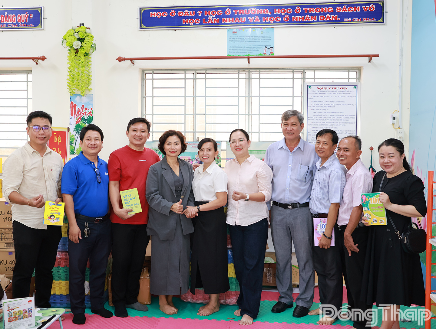 Các đơn vị tài trợ trao tặng sách cho Trường Tiểu học Dương Văn Hòa (xã Tháp Mười).