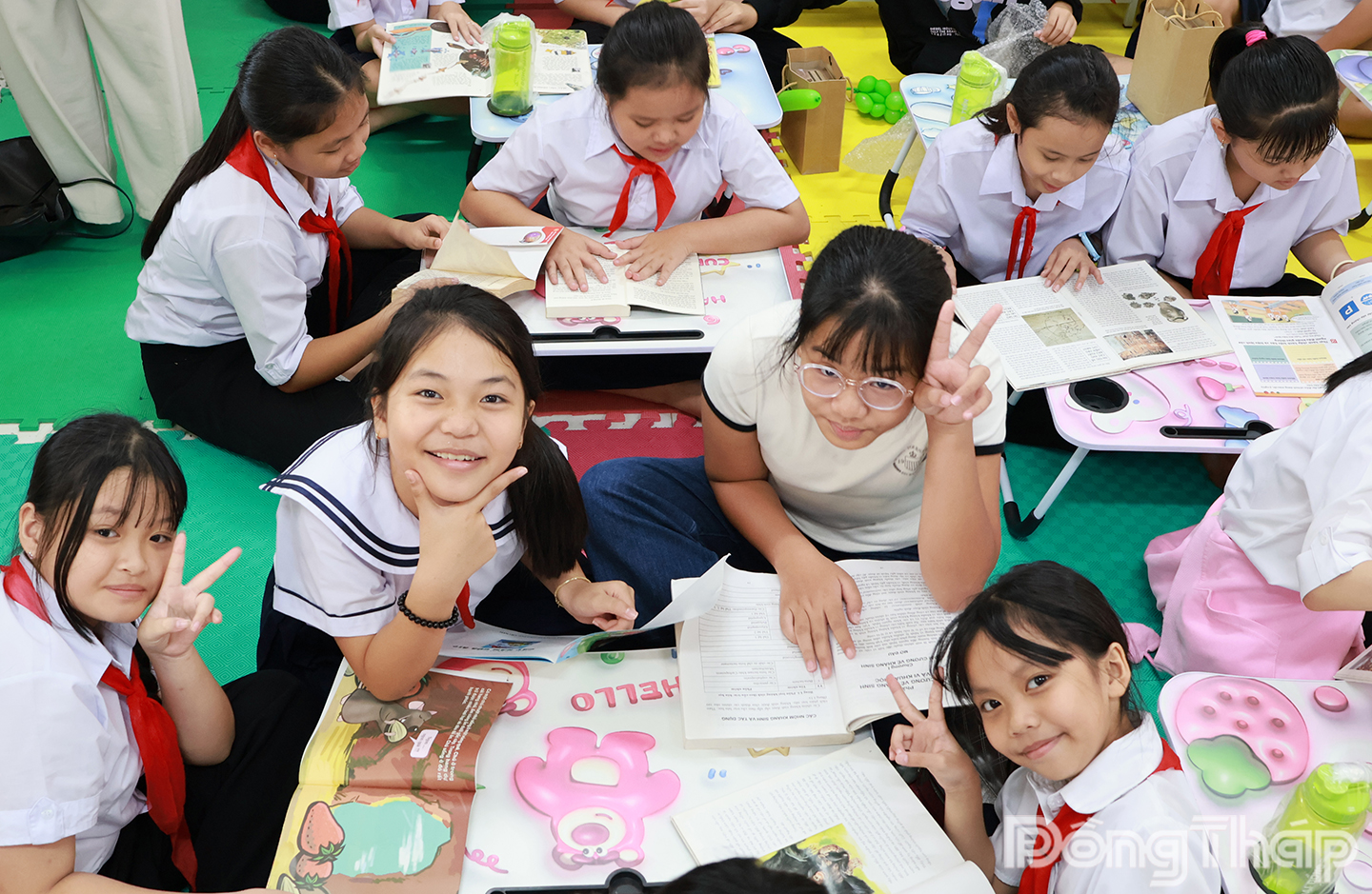 Học sinh Trường Tiểu học Dương Văn Hòa (xã Tháp Mười) trải nghiệm đọc sách.