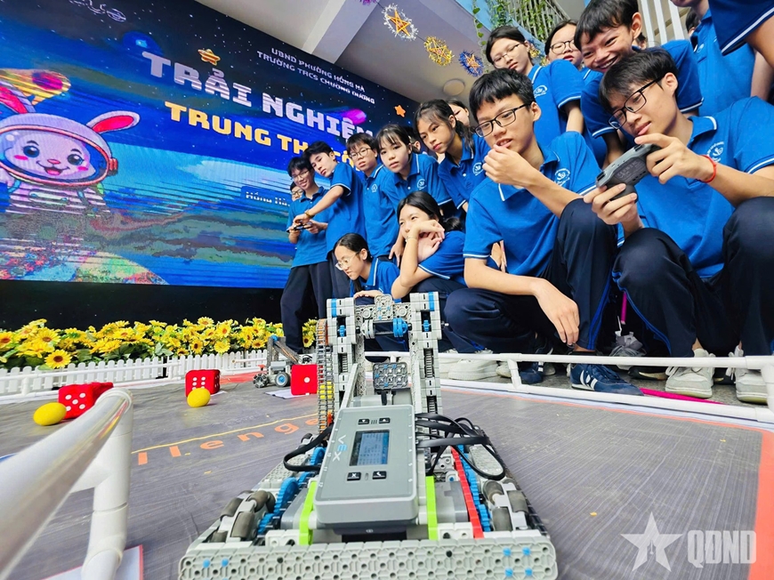 Học sinh Trường THCS Chương Dương (phường Hồng Hà, Hà Nội) trong giờ giáo dục STEM. Ảnh: MINH ANH