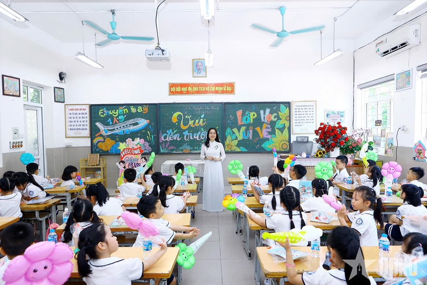 Học sinh Trường Tiểu học Dịch vọng B (Cầu Giấy, Hà Nội) trong ngày đầu năm học mới 2025-2026. Ảnh: MINH ANH