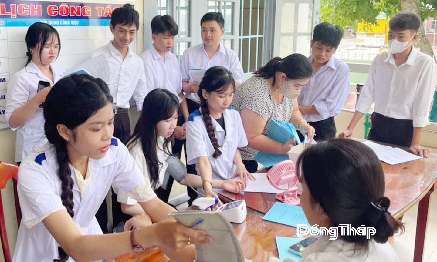 Trường Cao đẳng Y tế Đồng Tháp hỗ trợ khám sức khỏe ban đầu miễn phí cho học sinh Trường THPT Cao Lãnh 1. 