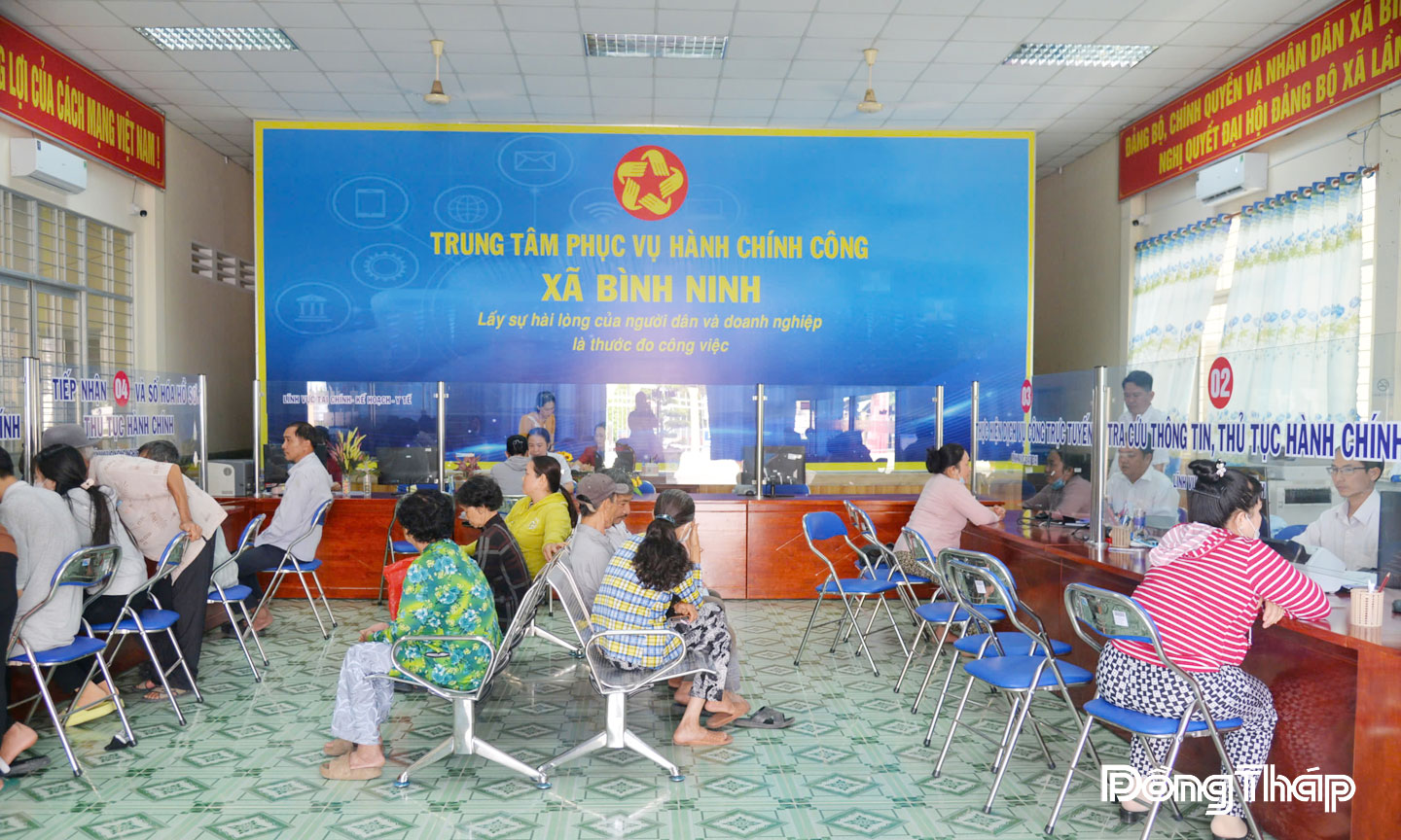 Người dân đến làm thủ tục hành chính khá đông, nhưng quy trình tiếp nhận và giải quyết diễn ra trật tự, nhanh gọn tại Trung tâm Phục vụ hành chính công xã Bình Ninh. 