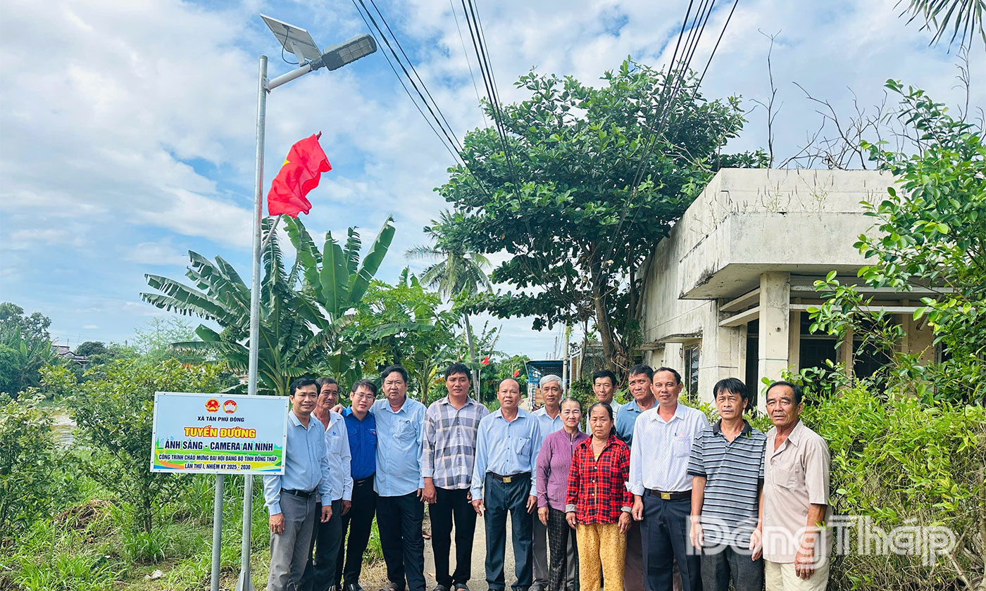 Lãnh đạo xã Tân Phú Đông và người dân địa phương dự ra mắt tuyến đường.