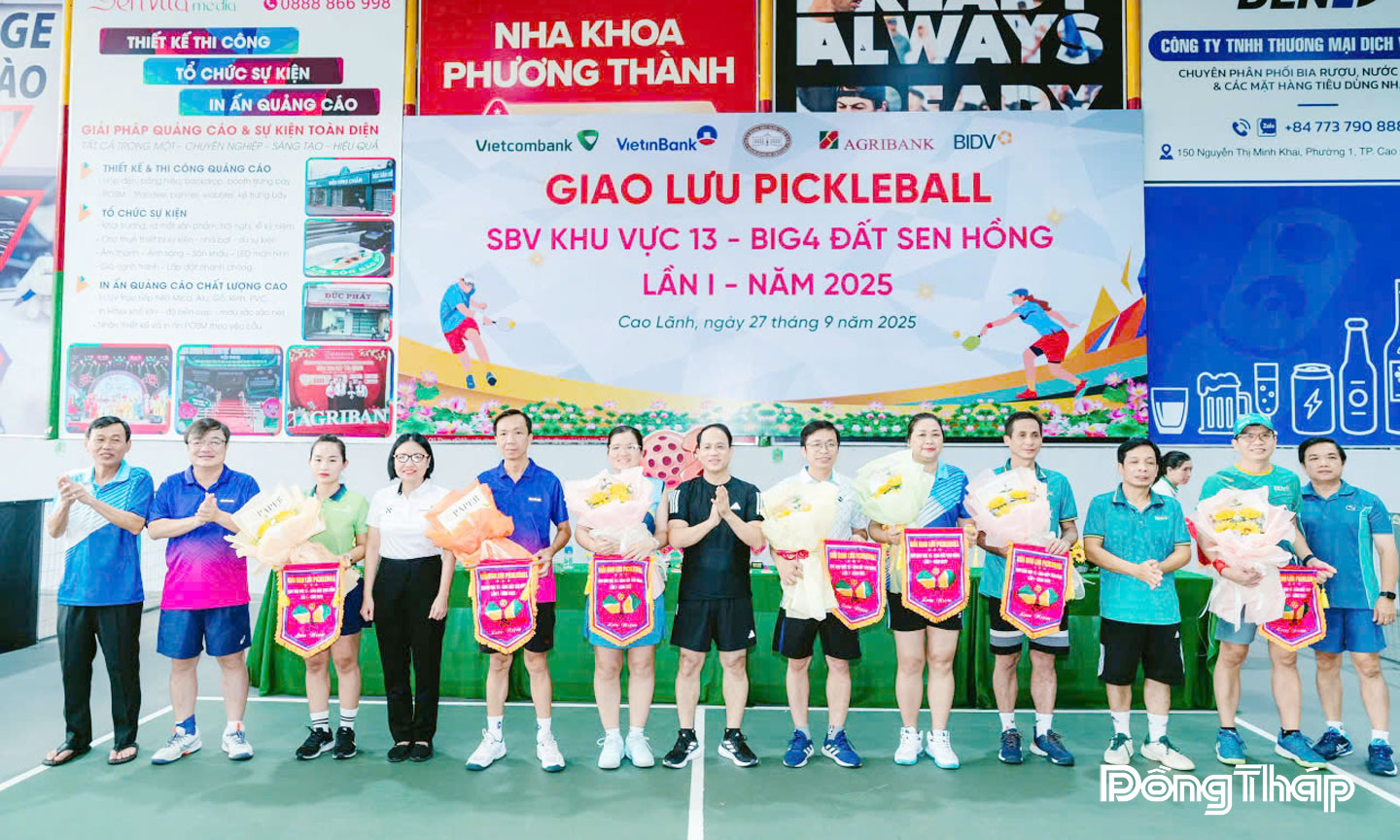 Giám đốc NHNN Khu vực 13 và Giám đốc các chi nhánh ngân hàng trao tặng cờ và hoa lưu niệm cho các đơn vị.