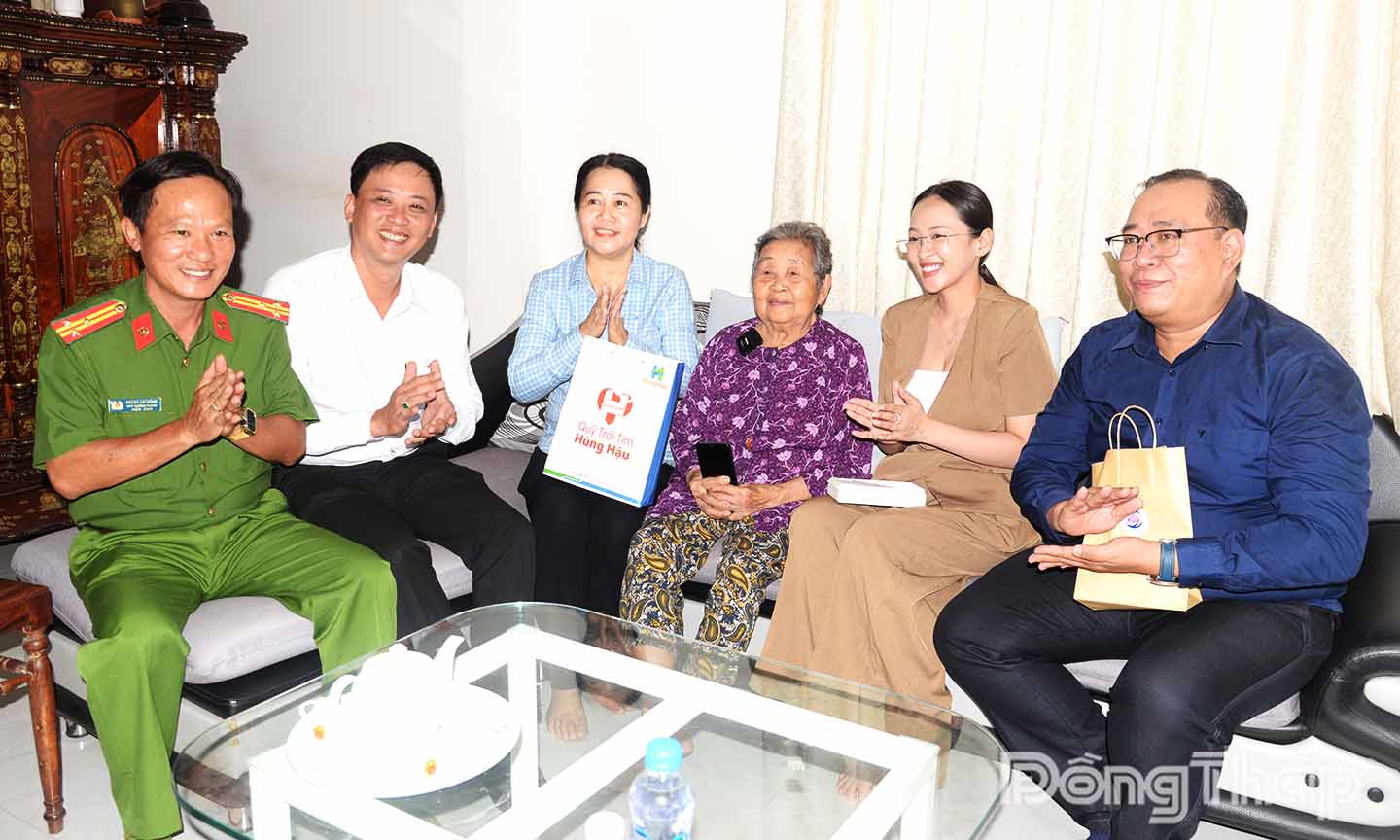 Đoàn đến thăm và tặng quà Mẹ Việt Nam Anh Hùng Nguyễn Thị Ba, xã Mỹ Phong.