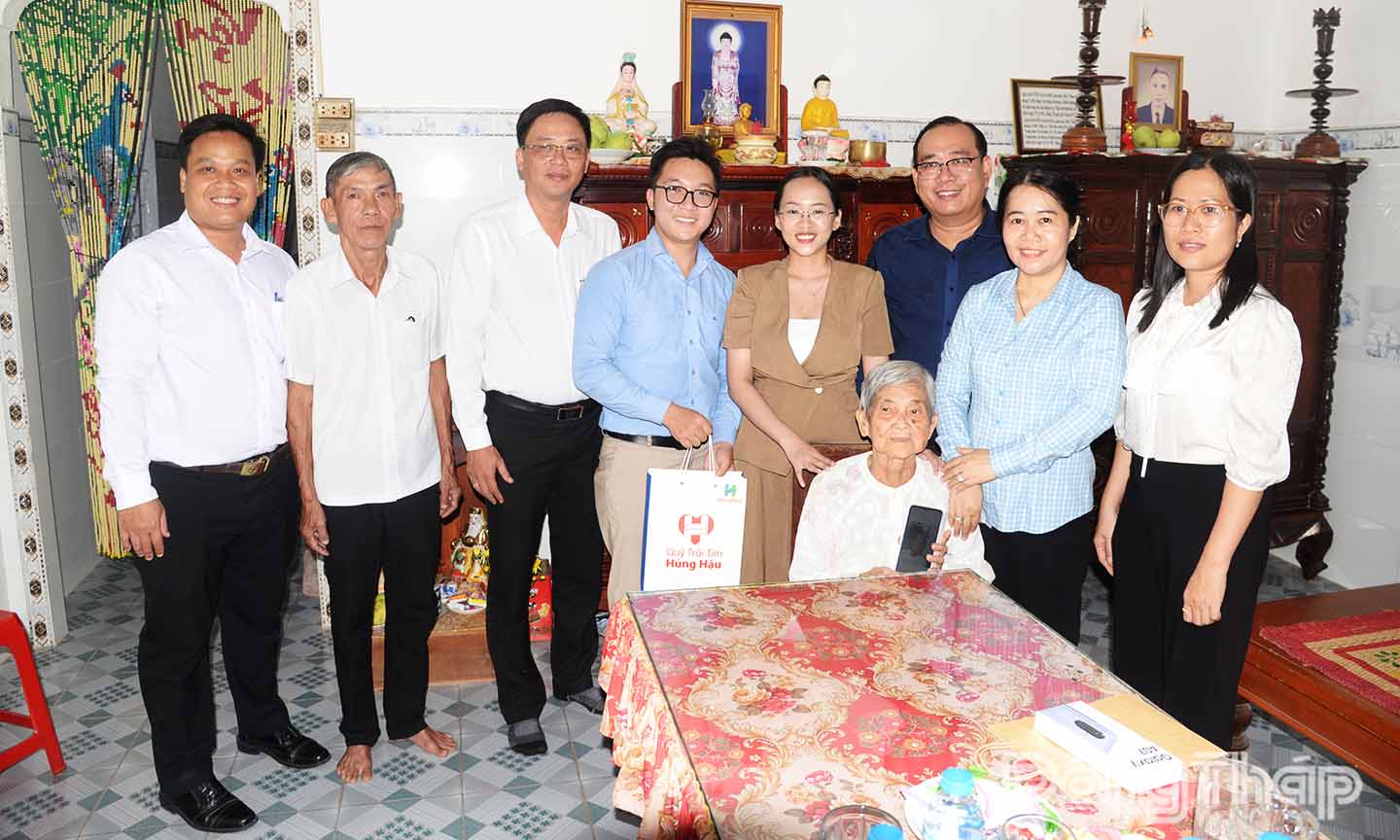 Đoàn đến thăm và tặng quà Mẹ Việt Nam Anh Hùng Dữ Thị Thình ở phường Mỹ Phong.