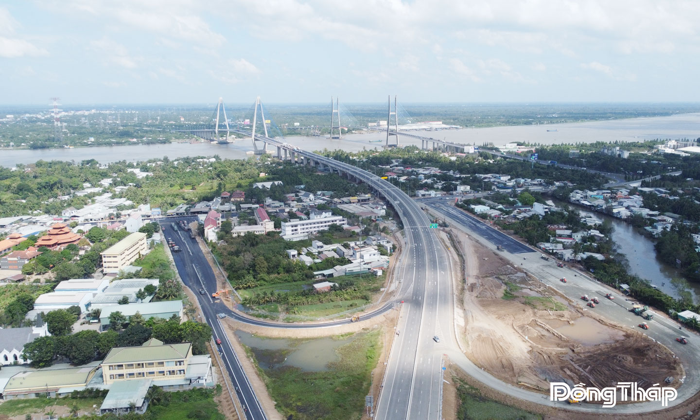 Cầu Mỹ Thuận và Mỹ Thuận 2 nhìn từ trên cao.