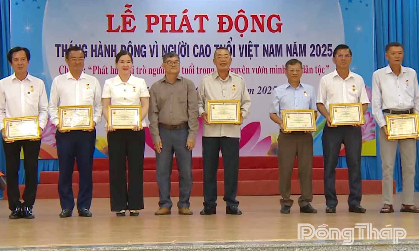 Trao Kỷ niệm chương  cho các tổ chức, cá nhân có đóng góp tích cực được Vì sự nghiệp chăm sóc và phát huy vai trò người cao tuổi Việt Nam.