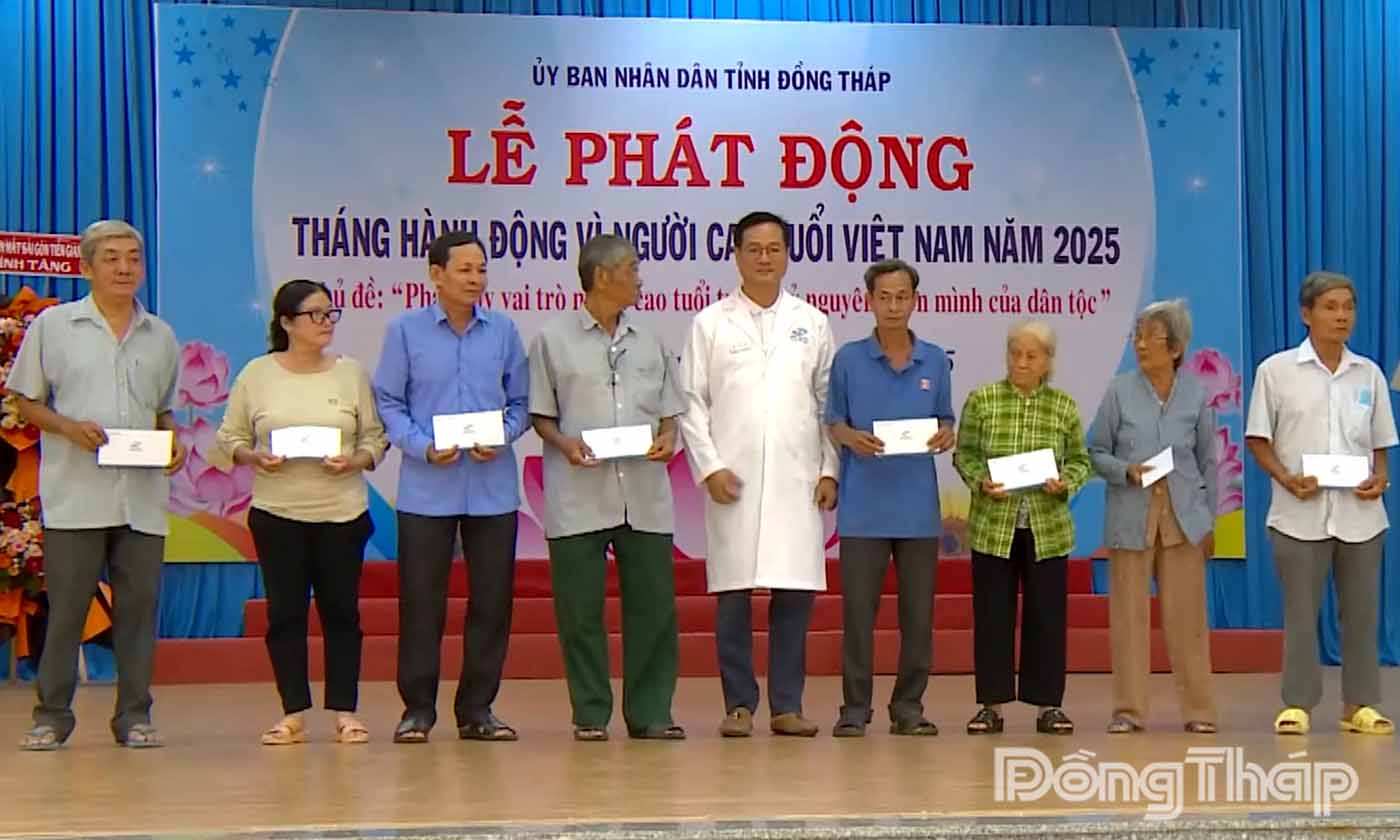 Trao tặng quà đến người cao tuổi có hoàn cảnh khó khăn.