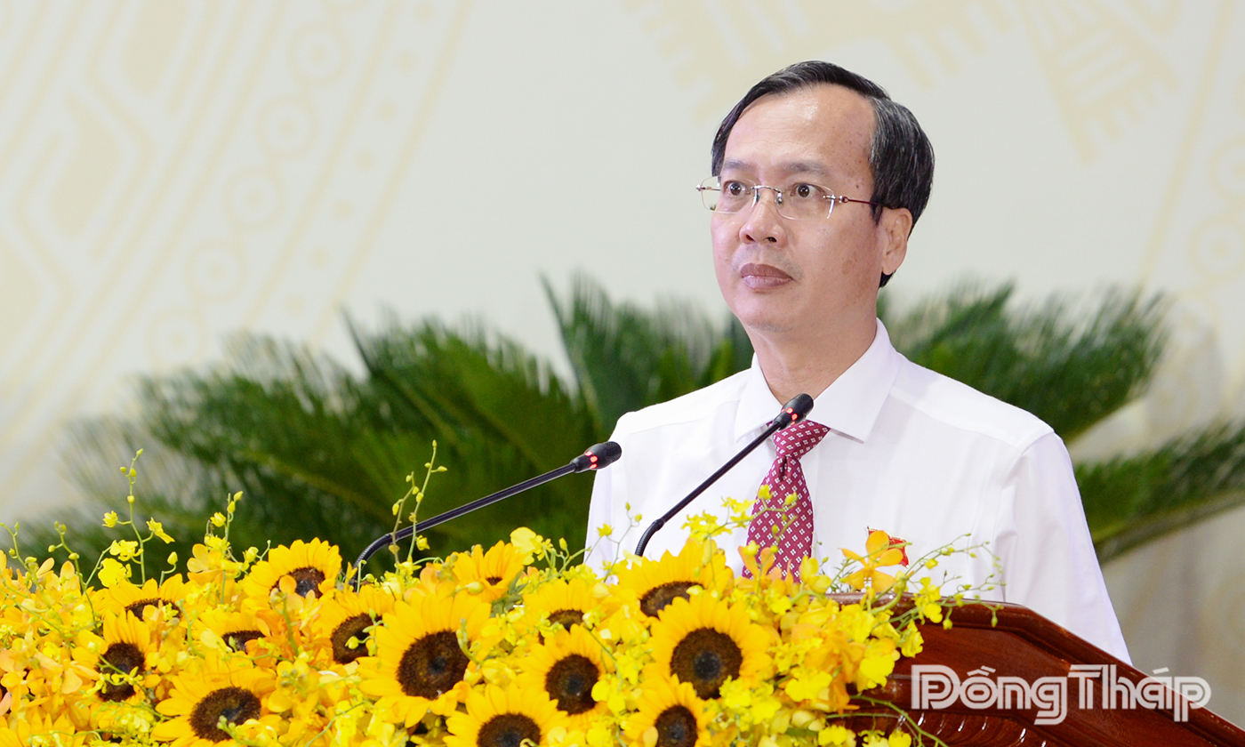 Đồng chí Trần Trí Quang, Phó Bí thư Tỉnh uỷ, Chủ tịch UBND tỉnh Đồng Tháp trình bày trình bày báo cáo tóm tắt các nội dung trọng tâm của dự thảo Báo cáo chính trị, dự thảo Báo cáo kiểm điểm trình Đại hội đại biểu Đảng bộ tỉnh lần thứ I, nhiệm kỳ 2025 - 2030.