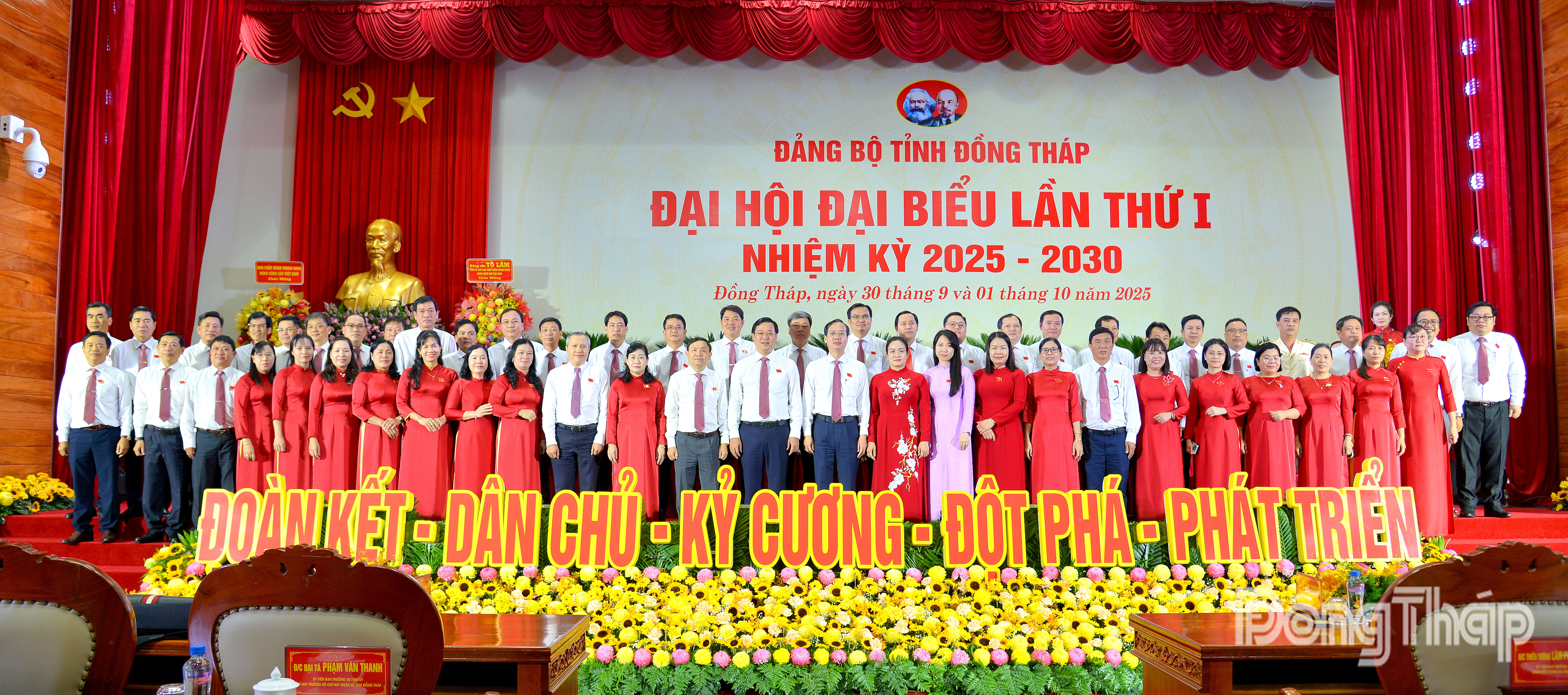 Lãnh đạo tỉnh chụp ảnh lưu niệm cùng các đại biểu.