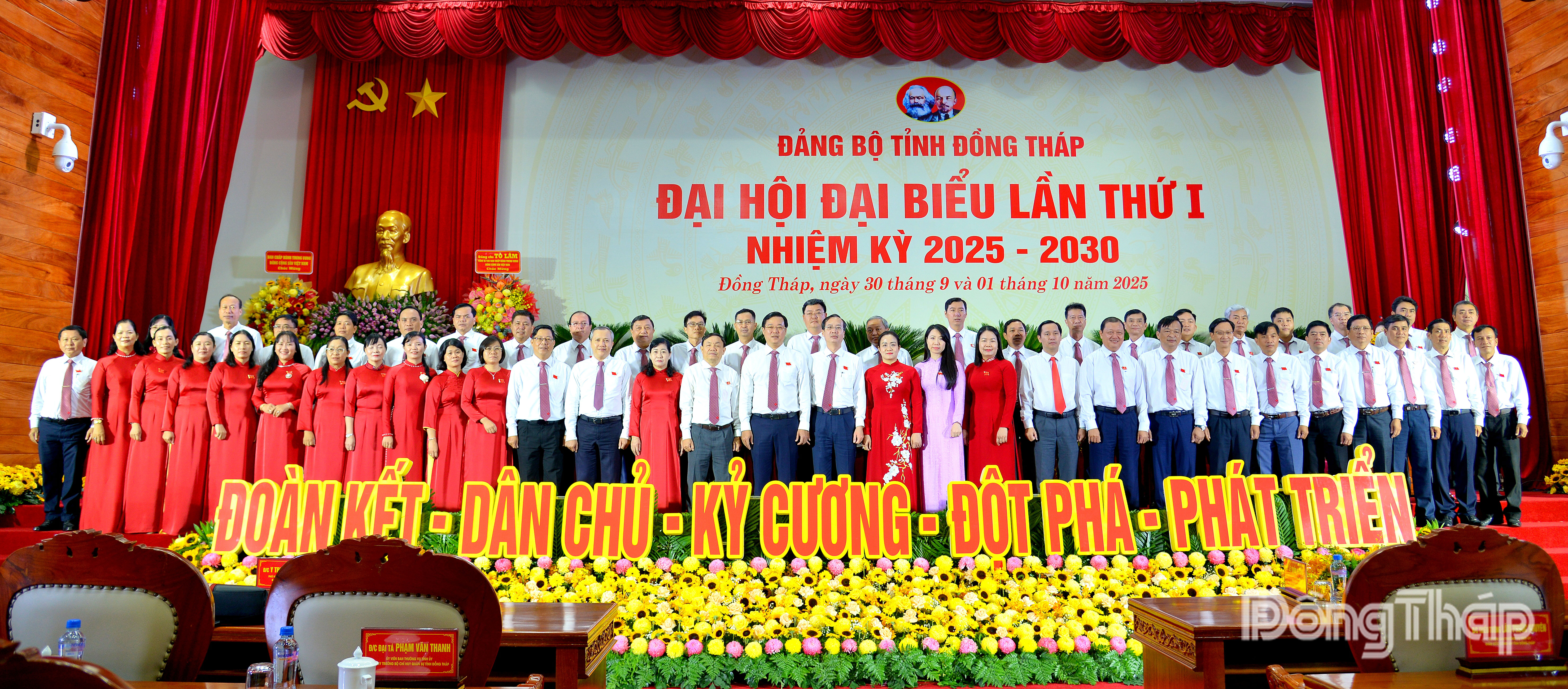 Lãnh đạo tỉnh chụp ảnh lưu niệm cùng các đại biểu.