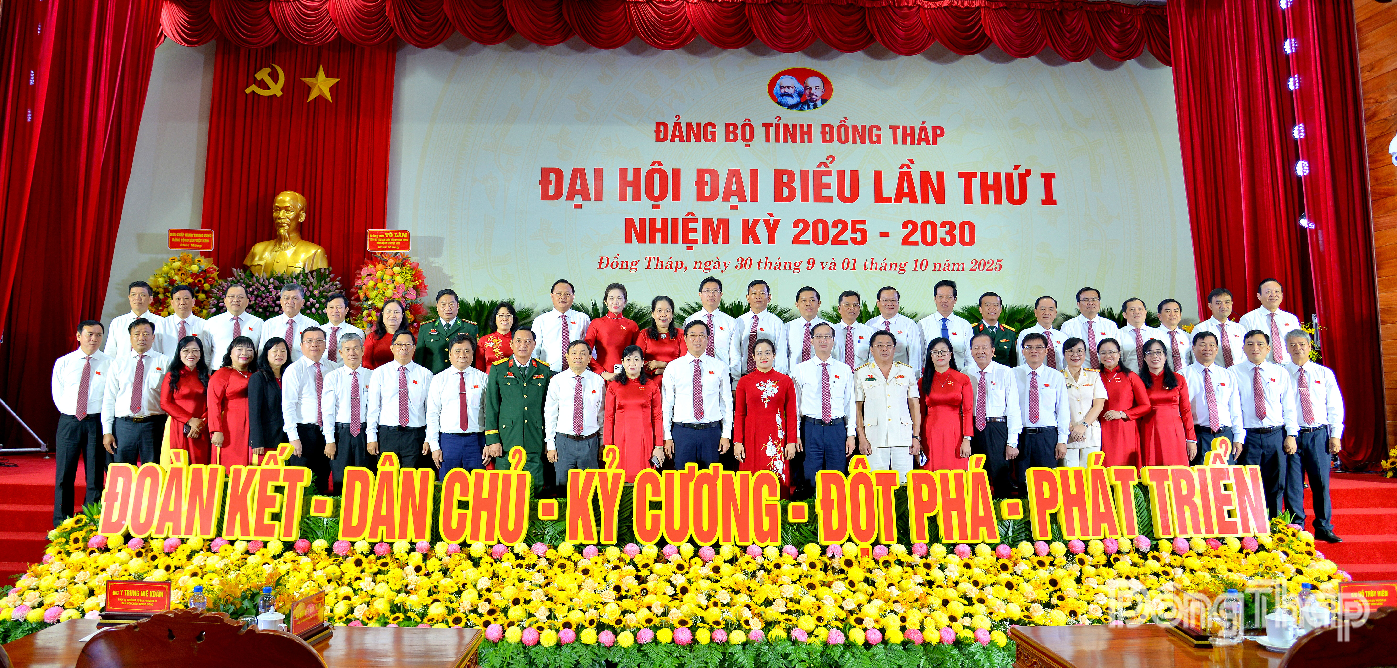 Lãnh đạo tỉnh chụp ảnh lưu niệm cùng các đại biểu.