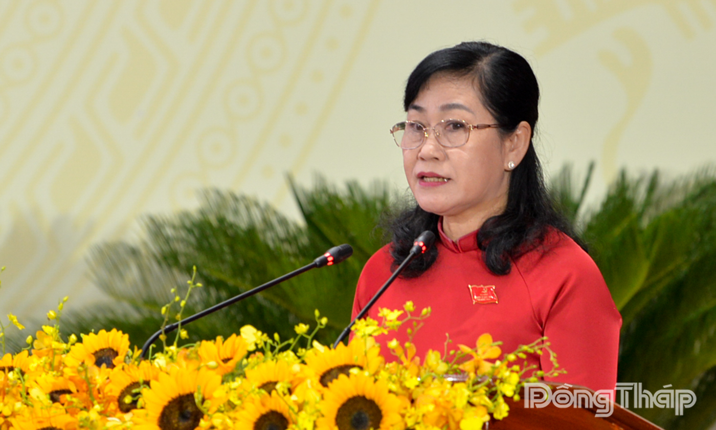 Đồng chí Châu Thị Mỹ Phương phát biểu định hướng nội dung thảo luận dự thảo Văn kiện Đại hội đại biều toàn quốc lần thứ XIV của Đảng và dự thảo Văn kiện Đại hội đại biểu Đảng bộ tỉnh lần thứ I, nhiệm kỳ 2025 - 2030.